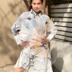 Payal Rohatgi Instagram - मैं आज बात करना चाहती हूँ BMC के बारे में।BMC मुंबई जेबअंदर मुंबई ke beach को साफ़ रखने के लिए बहुत मेहनत करती है।मैंने देखा है कि कैसे beach के ऊपर सफ़ाई कर्मचारी दारू की बोतलें,सिगरेट के packet, plastic paper ये सब उठाते हैं। BMC की मेहनत सराहनीय है। मेरे घर के बाज़ू में एक बहुत अच्छा BMC का park है जिसके बारे में मुझे काफ़ी सालों से पता नहीं था अब जाकर पता चला। वहाँ पर एक garden भी है जहाँ पर मैं yoga करती हूँ मगर मुझे लगता है कि BMC को उस पार्क के अंदर CCTV camera लगाने चाहिए क्योंकि उस पार्क के अंदर बोहोत नाबालिग लड़के और लड़कियाँ आते हैं शायद अपने माँ-बाप वो बताए बिना और CCTV camera लगाने के बाद सब अपनी हरकतों को नियंत्रण में रखेंगे। उस park के अंदर एक board भी लगा हुआ है जहाँ पर लिखा है कि फूल नहीं तोड़ने फिर भी लोग उस पार्क से फूल तोड़ते हैं। मुझे यह क़ानून पसंद नहीं है कि आप garden के अंदर के फूल को नहीं तोड़ सकते है क्योंकि फूल को अगर आप तोड़कर भगवान को चढ़ाना चाहते हैं तो वो कोई अपराध नहीं है और वो फूल जो आज खिले हैं वो 2 दिन के बाद मुरझा जाने वाले हैं और मुरझाकर गिर जाने वाले हैं। इसलिए जिस वस्तु के उपयोग से आपका एक कार्य हो रहा है वो करना बेहतर है क्यूँकि दो दिन के बाद वो वस्तु खुद कोई कार्य करने लायक़ नहीं होगी 🙏 अब ये सब बात हुई park के बारे में मगर मुझे BMC द्वारा एक notice मिला।जिस property में मैं रहती हूँ उस property के ऊपर tax की माँग थी मगर notice due date आने से पहले क्यों भेजा गया है ये मुझे समझ में नहीं आया। क्योंकि due date property tax की 31st March है और वो पूरी नहीं हुई है तो उसके पहले आप एक Demand notice क्यों भेजकर नागरिकों को डरा रहे हो ये मुझे समझ नहीं पड़ा ??? मैं चाहती हूँ कि BMC मेरे feedback को भारतीय नागरिक का feedback की तरह ले और सही समझे तो उस पर अमल करे। #payalrohatgi