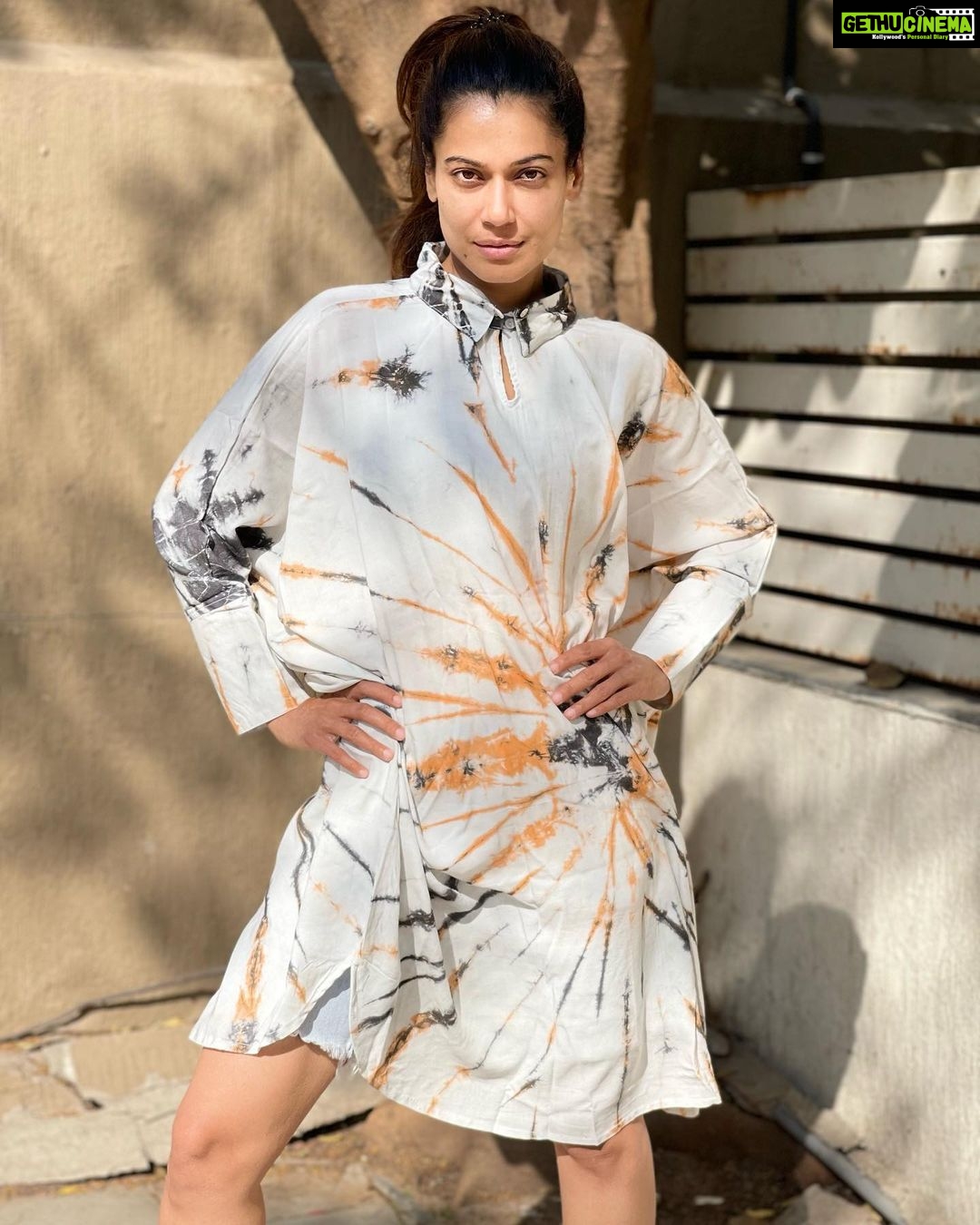 Payal Rohatgi Instagram - मैं आज बात करना चाहती हूँ BMC के बारे में।BMC मुंबई जेबअंदर मुंबई ke beach को साफ़ रखने के लिए बहुत मेहनत करती है।मैंने देखा है कि कैसे beach के ऊपर सफ़ाई कर्मचारी दारू की बोतलें,सिगरेट के packet, plastic paper ये सब उठाते हैं। BMC की मेहनत सराहनीय है। मेरे घर के बाज़ू में एक बहुत अच्छा BMC का park है जिसके बारे में मुझे काफ़ी सालों से पता नहीं था अब जाकर पता चला। वहाँ पर एक garden भी है जहाँ पर मैं yoga करती हूँ मगर मुझे लगता है कि BMC को उस पार्क के अंदर CCTV camera लगाने चाहिए क्योंकि उस पार्क के अंदर बोहोत नाबालिग लड़के और लड़कियाँ आते हैं शायद अपने माँ-बाप वो बताए बिना और CCTV camera लगाने के बाद सब अपनी हरकतों को नियंत्रण में रखेंगे। उस park के अंदर एक board भी लगा हुआ है जहाँ पर लिखा है कि फूल नहीं तोड़ने फिर भी लोग उस पार्क से फूल तोड़ते हैं। मुझे यह क़ानून पसंद नहीं है कि आप garden के अंदर के फूल को नहीं तोड़ सकते है क्योंकि फूल को अगर आप तोड़कर भगवान को चढ़ाना चाहते हैं तो वो कोई अपराध नहीं है और वो फूल जो आज खिले हैं वो 2 दिन के बाद मुरझा जाने वाले हैं और मुरझाकर गिर जाने वाले हैं। इसलिए जिस वस्तु के उपयोग से आपका एक कार्य हो रहा है वो करना बेहतर है क्यूँकि दो दिन के बाद वो वस्तु खुद कोई कार्य करने लायक़ नहीं होगी 🙏 अब ये सब बात हुई park के बारे में मगर मुझे BMC द्वारा एक notice मिला।जिस property में मैं रहती हूँ उस property के ऊपर tax की माँग थी मगर notice due date आने से पहले क्यों भेजा गया है ये मुझे समझ में नहीं आया। क्योंकि due date property tax की 31st March है और वो पूरी नहीं हुई है तो उसके पहले आप एक Demand notice क्यों भेजकर नागरिकों को डरा रहे हो ये मुझे समझ नहीं पड़ा ??? मैं चाहती हूँ कि BMC मेरे feedback को भारतीय नागरिक का feedback की तरह ले और सही समझे तो उस पर अमल करे। #payalrohatgi