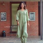 Payal Rohatgi Instagram - Tossex करके एक syrup है उसके ऊपर मैं आज इंफॉर्मेशन पड़ रही थी। मुझे पता चला कि उसके अंदर codeine है जो एक opiod है। Heroin भी एक opiod है। अब ये दवाइयों का सेवन illegal होता है। ये दवाइयों को पाने के लिए आपको prescription की ज़रूरत होती है। परंतु मैंने देखा की Tossex syrup आपको #overthecounter prescription के बिना भी मिल सकती है। शुरुआत cough syrup से होती है और आगे जाके पता नहीं किस प्रकार से illegal drugs के लोग आदि हो जाते हैं क्योंकि भारत के अंदर सही क़ानून नहीं है इन सब दवाइयों का sale करने के लिए। मैंने एक video देखा Rhea Chakraborty के Instagram page पर जहाँ पर वो Sushant Singh Rajput के साथ gym में है उसका video share किया है।Sushant Singh ठीक नहीं लग रहे है, वो कोशिश कर रहे हैं balance करने का मगर कहीं न कहीं उनकी हालत बहुत ख़राब है ।ये video Rhea ने ख़ुद अपनी मर्ज़ी से share किया है अपने page पर और उन्हें right है अपने निजी क़रीबी का video share करने का मगर क्या ये Sushant Singh की याद को ख़राब करता है ? तो हाँ ये ख़राब करता है 🙏 जिसने भी Sushant के मृत्यु में योगदान दिया उन्हें सज़ा मिलेगी 🙏 #payalrohatgi