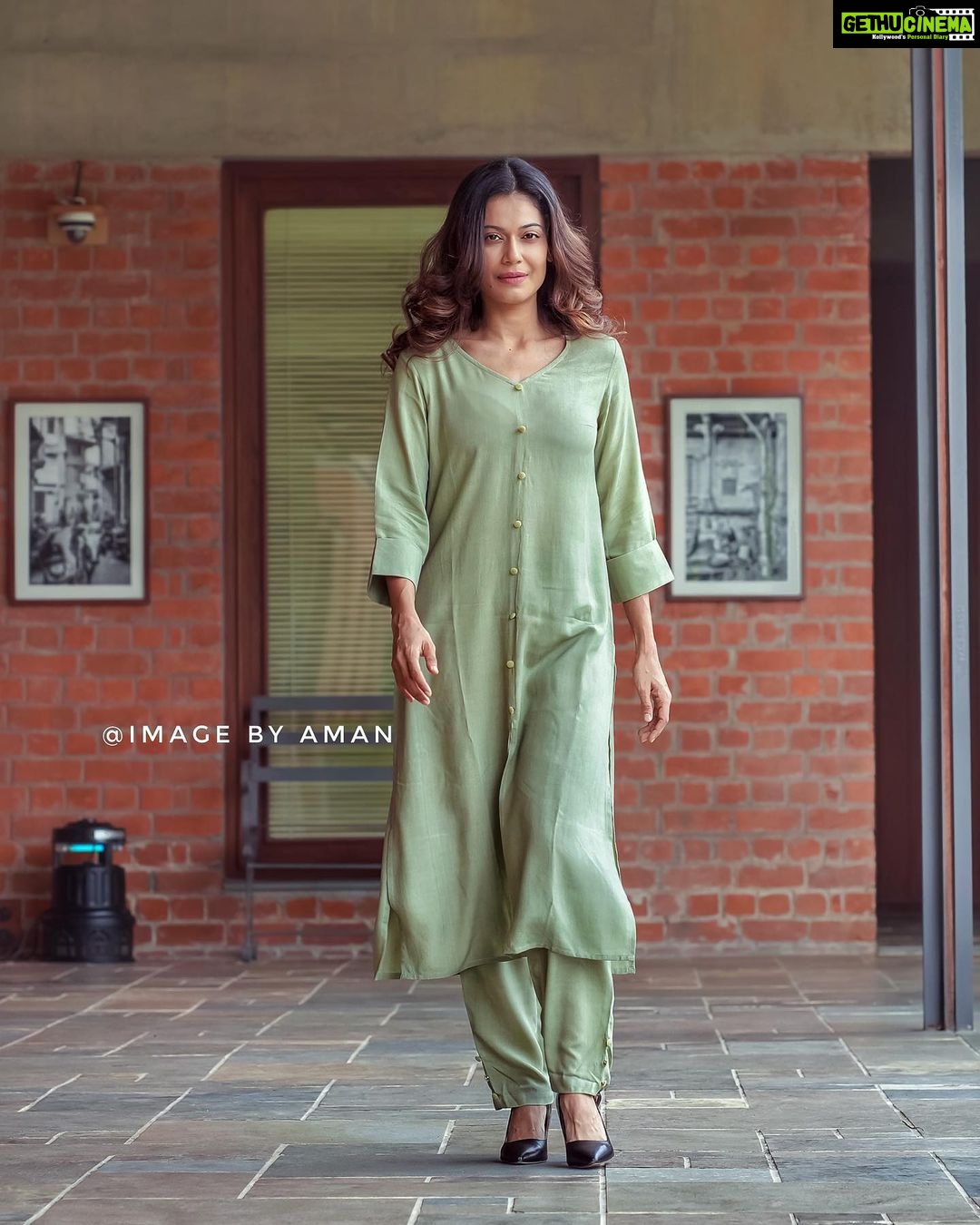 Payal Rohatgi Instagram - Tossex करके एक syrup है उसके ऊपर मैं आज इंफॉर्मेशन पड़ रही थी। मुझे पता चला कि उसके अंदर codeine है जो एक opiod है। Heroin भी एक opiod है। अब ये दवाइयों का सेवन illegal होता है। ये दवाइयों को पाने के लिए आपको prescription की ज़रूरत होती है। परंतु मैंने देखा की Tossex syrup आपको #overthecounter prescription के बिना भी मिल सकती है। शुरुआत cough syrup से होती है और आगे जाके पता नहीं किस प्रकार से illegal drugs के लोग आदि हो जाते हैं क्योंकि भारत के अंदर सही क़ानून नहीं है इन सब दवाइयों का sale करने के लिए। मैंने एक video देखा Rhea Chakraborty के Instagram page पर जहाँ पर वो Sushant Singh Rajput के साथ gym में है उसका video share किया है।Sushant Singh ठीक नहीं लग रहे है, वो कोशिश कर रहे हैं balance करने का मगर कहीं न कहीं उनकी हालत बहुत ख़राब है ।ये video Rhea ने ख़ुद अपनी मर्ज़ी से share किया है अपने page पर और उन्हें right है अपने निजी क़रीबी का video share करने का मगर क्या ये Sushant Singh की याद को ख़राब करता है ? तो हाँ ये ख़राब करता है 🙏 जिसने भी Sushant के मृत्यु में योगदान दिया उन्हें सज़ा मिलेगी 🙏 #payalrohatgi