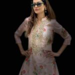 Payal Rohatgi Instagram - हम सब को पता है कि Aryan Khan को jail हो गई है। इसके बारे में तो हम सब को इंफॉर्मेशन है परंतु अब उनके वकील का जो कहना है उसको सुनकर लगता है कि शायद उनको ज़्यादा target इसलिए किया जा रहा है क्योंकि वो Shahrukh Khan के बेटे हैं। उनके ऊपर से ही drugs नहीं मिला था जब वो गिरफ़्तार हुए थे । उनके phone को भी examine किया गया, उनका medical test भी किया गया, उनके WhatsApp chats पर शायद कोई सबूत था जो इस case को मज़बूत बनाता है ऐसा हमने पड़ा है। परंतु magistrate का कहना है उनके vakil को उनके client की दलीलें में वो खुद police custody की बात कह रहे हैं bail के साथ साथ। Maneshinde का कहना है कि Aryan बेगुनाह है और जब वो विदेश गए थे तब वो drug trafficking में involved नहीं थे। अब इस case ke ऊपर जितनी जानकारी public platform पर है उसे पढ़कर मैं सिर्फ़ इतना ही कह सकती हूँ कि Bharat के अंदर drugs का इस्तेमाल होता है, bollywood ke अंदर drugs का इस्तेमाल होता है। हमें drugs से अपनी लड़ाई जारी रखनी है परंतु इस लड़ाई को सच्चाई से लड़नी चाहिए। Pocso act हो या IT act या फिर NDPS act यह क़ानून का गौर इस्तेमाल नहीं करना चाहिए hidden agende का प्रचार करने के लिए। अगर Aryan Khan, SRK के बेटे नहीं होते तो इतनी curiosity नहीं होती उनके arrest के साथ। #payalrohatgi