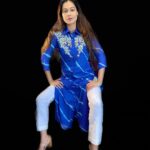 Payal Rohatgi Instagram - दो अक्टूबर को दो महान पुरुषों का जन्म हुआ।एक महान पुरुष का नाम है Mahatma Gandhi जिन्होंने अहिंसा का पाठ पढ़ाया और दूसरे महान पुरुष का नाम है Lal Bahadur Shashtri जिन्होंने देश को बचाने के लिए भारतीय सेना से आक्रमण करवाया Pakistan के ऊपर। दोनों ही अपनी जगह सही थे।दोनो लोग देश की भलाई चाहते थे, लोगों की भलाई चाहते थे। मैं सिर्फ़ इतना ही कहना चाहती हूँ कि जितनी किताबें मैं पढ़ रही हूँ गाँधी जी पर उस में समझ आ रहा है कि वो बँटवारे के समर्थन में बाद में आए क्यूँकि पहले वह बँटवारे से इनकार कर रहे थे। सरदार पटेल और नेहरू के कहने पर उन्होंने बँटवारे के लिए हामी दी है। दूसरी ओर Lal bahadur Shashtri ने उस पाकिस्तान पर आक्रमण किया जिस पाकिस्तान ने अपनी स्वतंत्रता लेने के बाद Bharat पर आक्रमण किया। परंतु अंतरराष्ट्रीय दबाव की वजह से शास्त्रीजी को Tashkent Treaty sign करनी पढ़ी जो sign करने के बाद अगले दिन ही उनकी मौत हो गई। अब इतिहास का सच क्या है ये मैं नहीं जानती हूँ परंतु दोनों महान पुरुष भारत देश के हित में सोच रहे थे एक अहिंसा द्वारा और एक आत्म रक्षा द्वारा । #payalrohatgi
