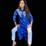 Payal Rohatgi Instagram - Gorakhpur में हुए हत्या मामले पर मैं इतना कहना चाहती हूँ कि business man Manish Gupta की पत्नी का भी कहना है कि उनके पति की मौत के बाद उस room को hotel कर्मचारियों ने साफ़ किया मगर वो खून से भरा हुआ towel नहीं छुपा पाए जो उन्हें बिस्तर के नीचे से मिला। ये साबित करता है कि कैसे उन ६ police अफ़सरों ने वर्दी पहनते हुए एक क़त्ल किया जो ग़ैर क़ानूनी है। AAP party ke MLA Sanjay Singh का भी एक tweet आया जहाँ पर उन्होंने एक video share किया जहाँ पर district magistrate Manish Gupta के परिवार को कह रहे थे कि police अफ़सरों के ख़िलाफ़ case दर्ज करने से कुछ नहीं होगा।सालों लग जाते हैं courts से न्याय पाने के लिए।Police chief ने भी victim के परिवार को कहा कि वो police अफ़सरों के ख़िलाफ़ FIR दर्ज नहीं करे। अब यह video देखकर कहना चाहती हूँ कि Manish Gupta जी के परिवार को न्याय मिले और जो लोग वर्दी पहनते हैं वो लोग उस वर्दी का आदर करे और वर्दी की आढ़ में ग़ैर क़ानूनी काम न करे। #payalrohatgi