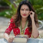 Payal Rohatgi Instagram - Kashmiri भाषा में अगर कश्मीर के अंदर property बेचने के कागज़ात बने जो kashmiri भाषा kashmir में property ख़रीदने वाले व्यक्तियों को पता नहीं हो तो फिर ये deals के अंदर भ्रष्टाचार और ग़लत चीज़ें हो सकती हैं । मैं इसलिए कह रही हूँ क्यूंकि Article 370 निकलने के बाद अब कोई भी भारतीय kashmir के अंदर ज़मीन ख़रीद सकता है और अपना धंधा चालू कर सकता है । अगर ये सारे कागज़ात kashmiri भाषा में बनाए गए ना कि Hindi या अंग्रेज़ी भाषा में जो काफ़ी हद तक सारे भारतीय लोग जानते हैं तो इन property deals में ग़लत चीज़ें हो सकती है। मैंने Gujarat और Maharashtra में देखा है कि जब वहाँ की regional भाषाओं में सरकारी काग़ज़ात और वकीलों के काग़ज़ात और ज़मीनों के कागज़ात बनाए जाते हैं वैसे अगर kashmir में हुआ तो और ग़लत फ़हमी फैलेगी। Smriti Irani जी अलग अलग भाषाएँ बोल सकती है क्योंकि वो एक अच्छी अदाकारा हैं मगर एक आम आदमी अपना रोज़गार कमाए या भाषाओं को याद करे अगर उसे धंधा करना है ??? उसे धंधा उस भाषा में करना है जिस भाषा को वो जानता है इसलिए मैं चाहती हूँ कि हमारी केंद्र सरकार पूरे भारत में Hindi और English को official भाषा रखें और वो भाषा में सारे public और Legal कागज़ात बनाए जाए सबसे पहले और फिर states की मातृभाषा में उन्हें ट्रांसलेट किया जाए। यह बहुत ज़्यादा ज़रूरी है भ्रष्टाचार को ख़त्म करने के लिए भी। #payalrohatgi