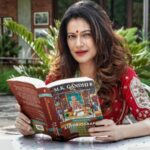Payal Rohatgi Instagram - Narendra Modi जी और Amit Shah जी दोनों गुजराती है और Gujarat से हैं।दोनों को गुजराती भाषा आती होगी परंतु वो लोग जब social media पर communication करते हैं भारतीय लोगों और अंतरराष्ट्रीय संदेश देना चाहते है तब वो English और Hindi भाषा का प्रयोग करते हैं। Modi जी के Instagram पर ज़्यादातर English भाषा का प्रयोग किया जाता है और Amit Shah जी के Instagram पर ज़्यादातर Hindi भाषा का प्रयोग किया जाता है । दोनों ke Instagram account पर गुजराती भाषा का प्रयोग नहीं किया जाता है। ये मैं इसलिए कह रही हूँ क्योंकि भारत के विभिन्न राज्यों के अंदर विभिन्न मातृभाषाएँ है और जो लोग उन राज्यों से नहीं हैं, वो लोग उस राज्य कि मातृभाषा को नहीं जानते होंगे। जब इन राज्यों के अंदर उस राज्य कि मातृभाषा का ही प्रयोग किया जाता है सरकारी काग़ज़ातों पर तो मुझे लगता है ये ग़लत है क्योंकि भारत के अंदर सिर्फ़ दो भाषाएँ हैं जो लोगों को अच्छी तरह से समझ आती है। उत्तर Bharat में हिन्दी और दक्षिण Bharat में अंग्रेज़ी। Bollywood में भी Hindi भाषा का प्रयोग किया जाता है। हिन्दी भाषा अगर राष्ट्रभाषा बना दी जाएगी तो उत्तर भारत को कोई आपत्ति नहीं होगी परंतु दक्षिण भारत के लोगों को आपत्ति होगी। हिंदी भाषा को राष्ट्र भाषा बनाने का प्रयास जो किया जा रहा है उससे पहले यह सरकार द्वारा हरेक राज्य में हिंदी भाषा में काग़ज़ात तैयार किए जाए यह क़ानून बनाना चाहिए। मैं सिर्फ़ इतना ही कहना चाहती हूँ कि दुनिया के सबसे बड़े लोकतंत्र के पूर्व प्रधानमंत्री अंग्रेज़ी भाषा का प्रयोग करते थे। हमारे प्रधानमंत्री नरेंद्र मोदी जी जैसे Instagram पर English भाषा का प्रयोग करते हैं उसी तरह वो अपने विदेशी यात्राओं पर English भाषा अगर बोलेंगे तो अच्छा संदेश ही जाएगा। #payalrohatgi