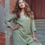 Payal Rohatgi Instagram - Ambika Soni जी ने कुछ दिन पहले बयान दिया जब उन्हें Punjab का CM बनने का मौक़ा दिया गया कि वो CM नहीं बनेगी क्योंकि उनके अनुसार एक Sikh को ही Punjab का CM बनना चाहिए। यह बयान मेरे अनुसार communal बयान था परंतु उनके ऊपर कोई ख़ास FIR दर्ज नहीं हुआ क्योंकि वो congress कि वरिष्ठ नेता हैं मगर Ambika Soni जी को मैं Kamla Harris जो US की vice president हैं उनका उदाहरण देते हुए ये कहना चाहती हूँ कि Kamla यह औदे पर है क्योंकि वो क़ाबिल थी ना कि उनकी जाती या धर्म के आधार पर। भारत के अंदर 70 साल की स्वतंत्रता के बाद भी राजनीतिक दलों में लोगों को नियुक्त किया जाता है उसके धर्म और जाति के आधार पर जो बोहोत ज़्यादा ओछी हरकत है। एक तरफ़ Rahul Gandhi कहते हैं कि हम सब भारतीय हैं और दूसरी तरफ़ उनकी ही Party कि Ambika Soni जी कहती है कि एक Sikh को Punjab का CM बनना चाहिए जो बोहोत ग़लत विचारधारा का प्रचार है । Congress mahila संगठन का मैंने एक video देखा जहाँ पर महिलायें शपथ ले रही थी Rahul Gandhi जी के साथ 😜 मुझे याद दिला रहा था यह footage कोई दूसरे संगठन के बारे में जिनकी चर्चा होती है कांग्रिस द्वारा ज़्यादातर निंदनीय तौर से क्यूँकि इस शपथ करने की प्रथा वो संगठन में भी है। Social Media के ज़माने में congress mahila संगठन को इतना ही कहना है की जिस प्रकार से वो मेरे video देखते हैं वैसे मैं भी उनके video देखती हूँ 😂 #payalrohatgi