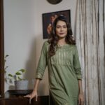 Payal Rohatgi Instagram - Punjab में राजनीतिक उथल पलट से ये पता चलता है कि कैसे लोग जो इस लोकतंत्र में नेता बनते हैं पहले तो उनके ऊपर police cases होते हैं और वो शायद illegal काम में योगदान भी देते हैं क्योंकि Bharat के अंदर भ्रष्टाचार अलग अलग level पर है और इसे Bharat से तभी ख़त्म किया जा सकता है जब सभी level के लोग इस भ्रष्टाचार के ख़िलाफ़ आवाज़ उठाना सही समझे। Captain Amarinder Singh के इस्तीफ़े के बाद Charanjeet Singh Channi Punjab के CM बने जिनके ऊपर MeToo का आरोप भी लगा हुआ है एक IAS mahila officer द्वारा और उनका भतीजा illegal mining में भागीदारी था ऐसा भी कहा गया है। Captain को २०१८ में आदरणीय प्रधानमंत्री श्री Modi जी के शब्दों से खटास हुई थी पर आज तीन साल बाद वो शब्द सच हो गए। इतना ही कहना चाहती हूँ की Rajneeti एक बहुत ही दिलचस्प game है🙏 To watch the video : https://youtu.be/hfQYH0aWEvE #payalrohatgi