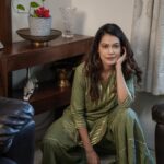 Payal Rohatgi Instagram - Captain Amarinder जी Punjab के chief minister थे।उन्होंने अभी इस्तीफ़ा दे दिया है। इस्तीफ़ा देने का कारण ये है कि उनकी Navjot Singh Sidhu के साथ बनती नहीं है । इस्तीफ़ा देते समय उन्होंने कहा news channels को कैसे उन्हें उन 5 congress नेताओं के नाम पता थे जो उस वक़्त ground पार थे जब 1984 के दंगे हुए थे सिखों के ख़िलाफ़, जब इंदिरा गांधी जी की हत्या कर दी। अब आश्चर्यजनक बात यह है कि आज वो उन ५ नामों को लेते हैं जब इतने सालों से उस Party के साथ वो जुड़े हुए थे जिस पार्टी के वो ५ नेता थे।आज इस्तीफ़ा देते समय उन ५ congress ke नेताओं का नाम उन्होंने लिए लेकिन उन सिखों और उनके परिवार के साथ तो उन्होंने ग़लत कर लिया जिनको उस कांग्रिस पार्टी के नेताओं ने १९८४ में मार डाला था। इतने दिनों तक उन्होंने उसी Party के साथ जुड़कर अपनी सत्ता रची पंजाब में। आजकल सब को सभी कुछ समज आ जाता है 🙏 #payalrohatgi