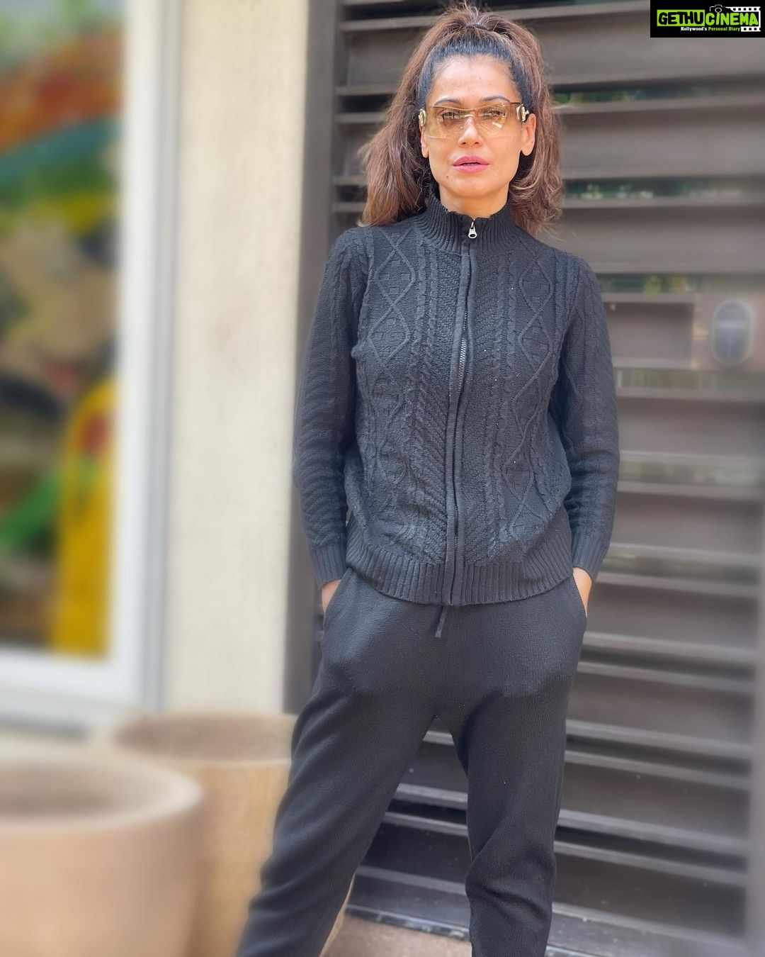 Payal Rohatgi Instagram - बात करते हैं कि actor Dileep के ऊपर जो actor assault case का आरोप लगाया गया है कि उन्होंने एक अभिनेत्री का शोषण कराया चलती हुई car में और उसे record किया वो case में अब ये पता चला है कि एक छठा आदमी था जो बहुत ही ज़्यादा अहम व्यक्ति था जिसने ये recording अभिनेता Dilip तक पहुँचाए। परंतु ये अहम व्यक्ति का नाम क्या है किसी को पता नहीं है। Director BalChandrakumar जिसकी वजह से ये case दर्ज हुआ था उसने कहा था कि एक audio clip हैं actor Dilip के पास जहाँ पर police अफ़सरों को पर हमला करने का order दिया गया है अभिनेता Dileep द्वारा। अब इस audio clip की जाँच होगी। परंतु BalaChandra Kumar ने यह भी कहा कि उन्हें वो छठे व्यक्ति के बारे में पता नहीं है। Actor Dileep का ये कहना है की police officer के pass audio clip है जिसका ग़लत इस्तेमाल हो सकता है इसलिए वो चाहते हैं कि वो audio clip को court police अफ़सर से लेकर अपनी custody में ले ले। ये सारी इंफोर्मेशन case के ऊपर मत पढ़ रही थी इसलिए सोचा आप लोगों के साथ share करूँ 🙏 #payalrohatgi