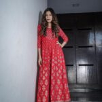 Payal Rohatgi Instagram - मैंने एक बहुत ही ज़्यादा अद्भुत observation करी है।Observation ये हैं कि Bharat देश जो स्वतंत्र हुआ तब से उसने reservations अपने संविधान में डालकर, देश के अंदर ST/SC और OBC वर्ग के लोगों को equal opportunities मिले उसके लिए initiative लिया। इन reservations की वजह से जो ST/SC/OBC category के लोग पढ़ लिख लेते हैं, सरकारी नौकरी पा लेते हैं, सरकारी नौकरी में promotion भी पा लेते हैं वो लोग uneducated ST/SC/OBC category के लोगों से नफ़रत करते हैं और भेदभाव करते है। General category पर तो इल्ज़ाम लगाना आसान है कि general category के लोग पिछड़े वर्ग के लोगों के साथ भेदभाव करते हैं परंतु पिछड़े वर्ग के अंदर उनके खुदके पढ़े लिखे लोग, उनके खुद के अनपढ़ लोगों के साथ भेदभाव करते हैं। इसके ऊपर कोई क्यों कोई चर्चा नहीं करता भारत के अंदर ???? ये देख मैं सिर्फ़ इतना ही कहना चाहती हूँ कि बहुत सारे dalit वर्ग के hindu reservation का फ़ायदा उठाकर दूसरे dharm में convert भी हो जाते हैं जो इन reservations का दुरुपयोग है। साथ साथ में reservation से जुड़े हुए हैं जितने भी क़ानून है ये क़ानून non bailable है और इन क़ानून का भी दुरुपयोग किया जाता है Bharat के अंदर निजी मतभेद settle करने के लिए। Reservations ख़त्म होने चाहिए भारत से 🙏 #payalrohatgi