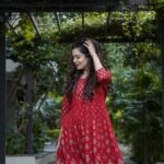 Payal Rohatgi Instagram - Delhi Police काफ़ी चर्चा में थी पिछली बार जब CAA आंदोलन के नाम पर delhi को जलाया गया। Delhi Police के योगदान को हम सब अहमियत देते हैं जो उन्होंने दिया इन दंगों में delhi को बचाने लिए। अब बात करते हैं की शायद गलती भी हो सकती है कभी delhi police से कुछ गिरफ़्तारी में। उन्होंने Umar Khalid को गिरफ़्तार किया मगर khalid के वकील कह रहे हैं कि जिस video के आधार पर उनकी गिरफ़्तारी हुई वो video पूरा video नहीं है।Delhi Police का कहना है कि उन्होंने ही वो video Republic TV और News18 से लिया, channel का कहना है कि उन्होंने ये video BJP कि IT cell के head के account से लिया और उनके कोई भी पत्रकार मौजूद नहीं थे जब khalid ने ये भाषण दिया जिसका video shoot करके circulate किया गया है। अब अगर ये बात सच है तो ग़लत हुआ है Umar Khalid के साथ क्योंकि वो एक साल से jail में हैं। Delhi Police का यह भी कहना है कि 2016 में भी Umar Khalid को sedition के charges पर गिरफ़्तार किया गया और तब उन्होंने ‘Bharat Tere Tukde Honge’ यह कहा था जबकि chargesheet में ऐसा नहीं है। सच तो मुझे नहीं पता नहीं परंतु इतना ही कहना है कि अगर किसी ने ग़लत किया है तो उसे सजा मिले मगर कोई बेगुनाह को edited और नक़ली videos के कारण सज़ा नहीं मिलनी चाहिए क्यूँकि वो मुस्लिम है। वो सबसे पहले भारतीय नागरिक है और ये बात को मद्देनज़र रखते हुए मुझे सिर्फ़ इतना ही कहना है क़ानून की आँख पर पट्टी है मगर आपके और मेरे आँखों पर पट्टी नहीं है । सच का साथ दीजिए और झूट के ख़िलाफ़ आवाज़ उठायी है 🙏 #payalrohatgi