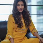 Payal Rohatgi Instagram - आज मैं आपके साथ बात करना चाहती हूँ कि ख़बर यह है कि publically बात रखी गयी है की Shikhar Dhawan और उनकी पत्नी का तलाक़ हो चुका है। उनकी पत्नी की यह दूसरी शादी थी।अब उन दोनों के बीच में क्या मतभेद हुए ये वो दोनो जानते हैं मगर मैं सिर्फ़ इतना ही कहना चाहती हूँ सभी public जोड़ियों को अपनी निजी ज़िंदगी को निजी रखे social media के ज़माने में। वोही चीज़ social media पर डाला जो आप चाहते हैं कि पूरी दुनिया देखे। Ayesha Mukherjee का एक post देखा जहां पर वो कह रही थी कि उन्हें काफ़ी दुख महसूस हो रहा था कि ये उनकी ज़िंदगी में दूसरी बार हो रहा है “तलाक़”। सिर्फ़ इतना ही कहना है उन्हे कि महिला होने का मतलब यह नहीं है कि आप एक दुखी shaadi में अपना जीवन बिता दें ।आपको हक़ है ख़ुशी का और अगर आपको ख़ुशी मिलती है उस शादी से मुक्त होकर तो आप उस ख़ुशी के हक़दार है। परंतु सभी जोड़ियों को इतना कहना है कि public मैं वो ही बात रखें जो वो publically लोगों को कहना चाहते हैं क्योंकि आज के ज़माने में दोस्त कब दुश्मन बन जाए पता नहीं और लोगों को हमदर्दी भी शायद एक PR activity लगती है । किसको किसके दुख से कितना कितनी ख़ुशी मिल रही है ये तो वो ही जाने। आपके दोस्तों का इस्तेमाल किया जाता है आप को target करने के लिए आपके partner को ब्रेनवाश करके आपको भी target किया जाता है। जागरूक रहिए और अपनी निजी ज़िंदगी को संभालिए । #payalrohatgi