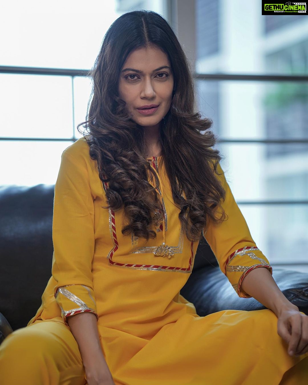 Payal Rohatgi Instagram - आज मैं आपके साथ बात करना चाहती हूँ कि ख़बर यह है कि publically बात रखी गयी है की Shikhar Dhawan और उनकी पत्नी का तलाक़ हो चुका है। उनकी पत्नी की यह दूसरी शादी थी।अब उन दोनों के बीच में क्या मतभेद हुए ये वो दोनो जानते हैं मगर मैं सिर्फ़ इतना ही कहना चाहती हूँ सभी public जोड़ियों को अपनी निजी ज़िंदगी को निजी रखे social media के ज़माने में। वोही चीज़ social media पर डाला जो आप चाहते हैं कि पूरी दुनिया देखे। Ayesha Mukherjee का एक post देखा जहां पर वो कह रही थी कि उन्हें काफ़ी दुख महसूस हो रहा था कि ये उनकी ज़िंदगी में दूसरी बार हो रहा है “तलाक़”। सिर्फ़ इतना ही कहना है उन्हे कि महिला होने का मतलब यह नहीं है कि आप एक दुखी shaadi में अपना जीवन बिता दें ।आपको हक़ है ख़ुशी का और अगर आपको ख़ुशी मिलती है उस शादी से मुक्त होकर तो आप उस ख़ुशी के हक़दार है। परंतु सभी जोड़ियों को इतना कहना है कि public मैं वो ही बात रखें जो वो publically लोगों को कहना चाहते हैं क्योंकि आज के ज़माने में दोस्त कब दुश्मन बन जाए पता नहीं और लोगों को हमदर्दी भी शायद एक PR activity लगती है । किसको किसके दुख से कितना कितनी ख़ुशी मिल रही है ये तो वो ही जाने। आपके दोस्तों का इस्तेमाल किया जाता है आप को target करने के लिए आपके partner को ब्रेनवाश करके आपको भी target किया जाता है। जागरूक रहिए और अपनी निजी ज़िंदगी को संभालिए । #payalrohatgi