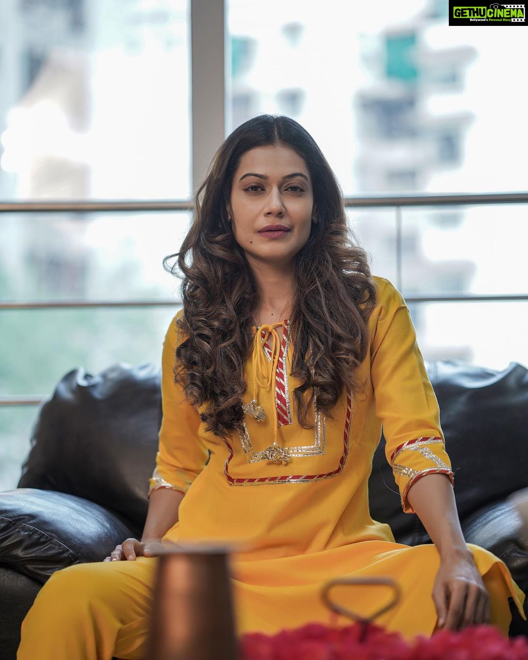 Payal Rohatgi Instagram - P Chidambaram जो congress के वरिष्ठ नेता है उनका एक बयान मैंने सुना जहाँ पर वो कह रहे थे कि finance minister को उनके सवालों का जवाब देना चाहिए National Monetisation Pipeline के ऊपर। मुझे लगता है कि ये उनकी माँग जायज़ है। लोकतंत्र में opposition party के सवालों का जवाब देना ज़रूरी है वो Party के नेताओं को जो सत्ता में है।यहाँ पर P Chidambaram ने यह भी कहा है कि Bharat Mazdoor Sangh जो RSS से जुड़ी हुई trade union है वो Sept ९ को हड़ताल कर रही हे बढ़ती हुई महँगाई के कारण । अब यह सुनकर मैं भी आश्चर्य मैं हूँ कि कैसे RSS से जुड़ी हुई trade union को national monetisation pipeline से दिक़्क़त है ? भारतीय नागरिक होने के नाते इतना ही कहूँगी कि opposition के सवालों का जवाब केंद्र सरकार को देना चाहिए। #payalrohatgi
