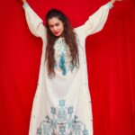 Payal Rohatgi Instagram - Salman Khan एक ऐसे superstar हैं जिनकी ज़िंदगी में जितनी महिलाएँ आईं उन्होंने सब ने Salman Khan जी का इस्तेमाल किया अपने career को आगे ले जाने के लिए। चाहे वो Sangeeta Bijlani हो, Somy Ali हो, Aishwarya हो या Katrina Kaif हो या Daisy Shah। ये मैं इसलिए कह रही हूँ क्योंकि यह सब आपके सामने होता हुआ आ रहा है सालों से।जब एक सम्बन्ध career को फ़ायदा देने के लिए बनाया जाता है तो उस संबंध के अंदर ऐसा लेन देन झलकता है। अगर हम Salman Khan की बात करे तो उन्होंने अपनी ज़िंदगी में सारी महिलाओं को काम दिलवाया है। और अब उनकी मुँह बोली बहन के पति को अपने सामने खड़ा कर फ़िल्म में और poster में भी जगह देकर ये दिखा दिया कि उनके ghar के अंदर सभी लोग भी उनका इस्तेमाल करते हैं अपने निजी फ़ायदे के लिए। #payalrohatgi