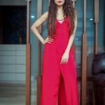 Payal Rohatgi Instagram - ये कहना है कि Sushant Singh Rajput और Sidharth Shukla ये दोनों पुरुष आज हमारे बीच में नहीं है परंतु ये दोनों पुरुष की ज़िंदगी काफ़ी हद तक एक समान थी, दोनों पुरुष मैं अपनी ज़िंदगी में सबका अच्छा चाहते है। दोनों की ज़िंदगी में उनके आख़िरी वक़्त जो महिलाएँ थी वो उनसे कम प्रसिद्ध थी और दोनों महिला इन स्वर्गीय पुरुषों के साथ संबंध के बाद अपने career को आगे बढ़ाया। To hear the video : https://youtu.be/Xl06xUN1OT4 Sushant Singh Rajput उनकी मौत के पहले तक उस ghar का EMI भरते थे जिसमें Ankita Lokhande रहती है। अब निजी ज़िंदगी में उनके संबंध क्यों नहीं चले इनका हम जवाब नहीं दे सकते क्योंकि ताली कभी एक हाथ से नहीं बजती। अगर एक संबंध नहीं चलता है तो उसमें दोनों : महिला और पुरुष ये नतीजे पर पहुँचते हैं कि उनको ये संबंध नहीं चलाना। मैं आशा करती हूँ कि हमारे देश के प्रसिद्ध पुरुष अपनी ज़िंदगी में प्यार की वजह से महिलाओं को आने दे ना कि समाज के दबाव से, social media के दबाव से, या कोई show ke दबाव से। #payalrohatgi