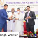 Payal Rohatgi Instagram - 🙏 Posted @withregram • @sangramsingh_wrestler Maharashtra Jan Gaurav Purskar. Pleasure to receive this award from Hon. Governor in Rajbhawan Mumbai 🙏🇮🇳 Parambir Singh जो मुंबई के पूर्व कमिश्नर थे उनके ख़िलाफ़ bailable warrant जारी किया गया है भ्रष्टाचार के आरोपों में। यह खबर ये नतीजा मैं लगा सकती हूँ की जो भ्रटाचार करे उसे माफ़ नहीं करना चाहिए चाहे police अफ़सर हो, चाहे कोई builder हो, चाहे school के कर्मचारी.... अगर भ्रष्टाचार द्वारा इस देश की नीव ख़राब हो रही है तो सभी को इसे निकालने के लिए योगदान देना होगा और यह मुमकिन है social media के ज़माने में जहाँ पर आप भ्रष्टाचार अगर आपकी आँखों के सामने हो रहा है उसका video बनाकर social media पर डाल दो। सरकारी कर्मचारी भी दस बार सोचेंगे फिर से भ्रष्टाचार करने से पहले। इसी तरह से social media को सही मायने में जागरूकता फैलाने के लिए उपयोग किया जा सकता है। #payalrohatgi
