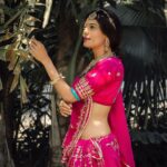Payal Rohatgi Instagram - Sidharth Shukla ke निधन ke बाद बहुत सारे लोगों को दुख हुआ और उन्होंने व्यतीत भी किया।समाज को बोला गया कि उन्हें heart attack आया और 40 साल की उम्र में एक उभरते हुए सितारे की मौत heartattack से अगर होती है तो बहूत दुःख होता है। परंतु Bharat के media के ऊपर मैं इतना विश्वास नहीं करती सनसनी की तरह ख़बर सारे मीडिया वालों ने छापी कि उनको heart attack हुआ परंतु किसी के पास कोई सबूत नहीं था इस ख़बर को चलाने का।और अभी तक police की तरफ़ से या डॉक्टरों की तरफ़ से कोई ख़ुलासा नहीं हुआ तो मैं कोई speculations नहीं फैलाना चाहती हूँ परंतु जितनी भी footage मैंने Sidharth Shukla की देख रही हूँ social media पर उनके big boss season की जहाँ पर वो Shenaz Gill को मिले थे तो मुझे वो footage देखकर वो एक ऐसे इंसान लगे जो वो कहते थे जो उनके दिल में था और वो ही करते थे। उन्होंने show सीधा खेल के जीता ना कि पीछे से वार करके जीता जो एक बहुत ही ethical इंसान की पहचान थी। बहुत सारे contestants deception यानी के पीछे से वार करके show में और ज़िंदगी में आगे जाते हैं। ऐसी जीत को मैं नहीं मानती क्योंकि ये जीत नक़ली होती है। Shehnaaz ने BB 13 के बाद Swayamvar किया जो एक show था जहाँ par उसे अपना पति चुनना था। सभी लोग मुंबई आते हैं पैसा कमाने के लिए, शोहरत कमाने के लिए। जब Sidharth का देहान्त हुआ तो Shehnaz उनके साथ रहती थी और इस समय Shenaz को देखकर आपका दिल भी भर आया होगा। क्या थी दोनों के बीच की understanding ये तो वो दोनो जानते परंतु कभी भी एक jodi को बाहरी pressure के वजह से अपने संबंधों को ख़राब नहीं करना चाहिए जो public figures होते हैं।बहुत षड्यंत्र रचे जाते हैं ये करने के लिए। Salman Khan को भी उनके संबंधों में औरतों ने use ही किया है अपने career को आगे ले जाने के लिए और आज भी उनका इस्तेमाल ही होता है। कभी भी निजी ज़िंदगी में तनाव बाहर के politics से आने मत दो और अगर आ रहा है तो अपने partner से बात करो और अगर वो नहीं समझता तो उसे छोड़ दो।खुद का संतुलन मत जाने दो। Sidharth की मौत का सही कारण क्या है यह मुझे नहीं पता मगर मैंने पढ़ा कि वो smoking की लत रखते थे जिसे वो छोड़ना चाहते थे और ये उन्होंने ख़ुद क़बूल किया था और वो BB 13 में Shenaz कह रहे थे। अब क्या उन्होंने ये लत छोड़ दी थी ? क्या उनको कोई और लत लग गई थी ? पता नहीं परंतु अगर किसी ने जानबूझ के उनके मानसिक संतुलन को attack किया तो वो इंसान इस दुनिया में जहाँ भी होगा उसे उसकी सज़ा भगवान ज़रूर देगा। #payalrohatgi