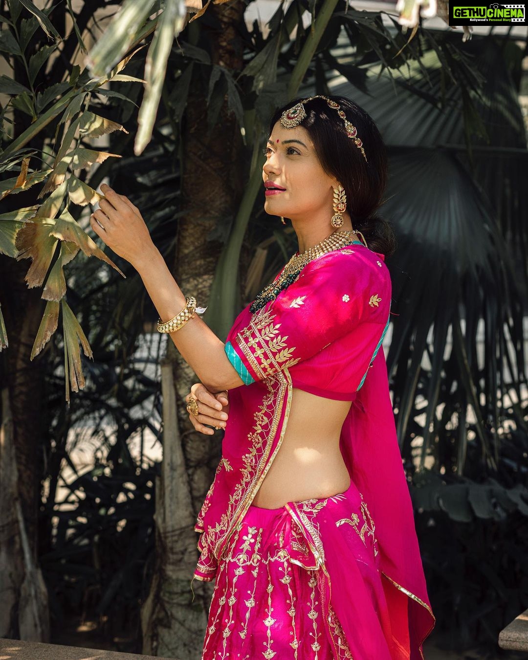 Payal Rohatgi Instagram - Sidharth Shukla ke निधन ke बाद बहुत सारे लोगों को दुख हुआ और उन्होंने व्यतीत भी किया।समाज को बोला गया कि उन्हें heart attack आया और 40 साल की उम्र में एक उभरते हुए सितारे की मौत heartattack से अगर होती है तो बहूत दुःख होता है। परंतु Bharat के media के ऊपर मैं इतना विश्वास नहीं करती सनसनी की तरह ख़बर सारे मीडिया वालों ने छापी कि उनको heart attack हुआ परंतु किसी के पास कोई सबूत नहीं था इस ख़बर को चलाने का।और अभी तक police की तरफ़ से या डॉक्टरों की तरफ़ से कोई ख़ुलासा नहीं हुआ तो मैं कोई speculations नहीं फैलाना चाहती हूँ परंतु जितनी भी footage मैंने Sidharth Shukla की देख रही हूँ social media पर उनके big boss season की जहाँ पर वो Shenaz Gill को मिले थे तो मुझे वो footage देखकर वो एक ऐसे इंसान लगे जो वो कहते थे जो उनके दिल में था और वो ही करते थे। उन्होंने show सीधा खेल के जीता ना कि पीछे से वार करके जीता जो एक बहुत ही ethical इंसान की पहचान थी। बहुत सारे contestants deception यानी के पीछे से वार करके show में और ज़िंदगी में आगे जाते हैं। ऐसी जीत को मैं नहीं मानती क्योंकि ये जीत नक़ली होती है। Shehnaaz ने BB 13 के बाद Swayamvar किया जो एक show था जहाँ par उसे अपना पति चुनना था। सभी लोग मुंबई आते हैं पैसा कमाने के लिए, शोहरत कमाने के लिए। जब Sidharth का देहान्त हुआ तो Shehnaz उनके साथ रहती थी और इस समय Shenaz को देखकर आपका दिल भी भर आया होगा। क्या थी दोनों के बीच की understanding ये तो वो दोनो जानते परंतु कभी भी एक jodi को बाहरी pressure के वजह से अपने संबंधों को ख़राब नहीं करना चाहिए जो public figures होते हैं।बहुत षड्यंत्र रचे जाते हैं ये करने के लिए। Salman Khan को भी उनके संबंधों में औरतों ने use ही किया है अपने career को आगे ले जाने के लिए और आज भी उनका इस्तेमाल ही होता है। कभी भी निजी ज़िंदगी में तनाव बाहर के politics से आने मत दो और अगर आ रहा है तो अपने partner से बात करो और अगर वो नहीं समझता तो उसे छोड़ दो।खुद का संतुलन मत जाने दो। Sidharth की मौत का सही कारण क्या है यह मुझे नहीं पता मगर मैंने पढ़ा कि वो smoking की लत रखते थे जिसे वो छोड़ना चाहते थे और ये उन्होंने ख़ुद क़बूल किया था और वो BB 13 में Shenaz कह रहे थे। अब क्या उन्होंने ये लत छोड़ दी थी ? क्या उनको कोई और लत लग गई थी ? पता नहीं परंतु अगर किसी ने जानबूझ के उनके मानसिक संतुलन को attack किया तो वो इंसान इस दुनिया में जहाँ भी होगा उसे उसकी सज़ा भगवान ज़रूर देगा। #payalrohatgi