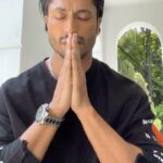 Payal Rohatgi Instagram - Indians are EMOTIONAL people. We express ourselves. It’s good to see Vidyut express his sorrow and tell the world what a good soul Sidharth Shukla was. In the times of social media, EXPRESSING unfiltered feelings is not a crime in a self-made video. It’s better than hiring PR who are PAID to send media to cover you and your grief if u are not FAKING it by making public appearances. Proud that Vidyut made this video 🙏 #payalrohatgi Posted @withregram • @mevidyutjammwal