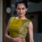 Payal Rohatgi Instagram - जब तक Bharat की Sarkar, राज्य और केंद्र drugs और alcohol पर control नहीं ला सकती है तब तक पान-बीड़ी को ban करना तो दूर की बात है। ये मैं इसलिए कह रही हूँ क्योंकि maharashtra के अंदर अगर drugs का सेवन hota है तो Gujarat के अंदर दारू का सेवन होता है। आज maharashtra के अंदर drugs के बारे में जानकारी ओर खुलकर बाहर आ रही है क्योंकि NCB Sushant Singh के निधन के बाद मेहनत करते उन सब लोगों को पकड़ रही है जो drugs का सेवन करते हैं। हाल में ही एक ओर artist Sidharth Sagar के बारे में ख़बर आयी कि कैसे वो फिर से drugs की लत में फँस गए हैं और यह ख़बर police ने उनकी माता श्री को दी और वो अब वो rehab में है। दो साल पहले भी वो सुर्ख़ीयों में आए थे जब drugs का सेवन वो करते थे। वो हाल में भी Farah Khan के एक show में दिखाई दिए गए। Farah Khan, Sidharth Sagar के ऊपर बात नहीं करेगी वो तो बात करेगी कि कैसे उन्होंने industry को Deepika और Rakhi जैसे superstar दिए 😂 मैं Farah Khan जी को कहना चाहती हूँ कि Deepika Padukone की इतनी बेइज़्ज़ती न करे। Deepika Padukone कोई गाली गलोच देने वाली औरत नहीं है जैसी आपकी दूसरी discovery 🤪 सही मुद्दों पर बात करेंगे और नौजवानों को drugs की लत से करने में मदद करेंगे 🙏