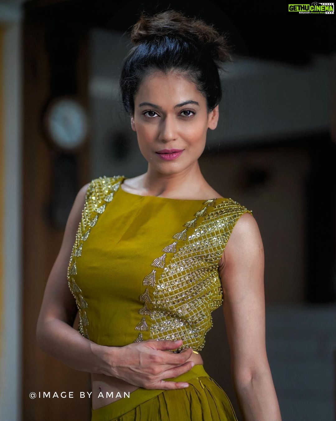 Payal Rohatgi Instagram - जब तक Bharat की Sarkar, राज्य और केंद्र drugs और alcohol पर control नहीं ला सकती है तब तक पान-बीड़ी को ban करना तो दूर की बात है। ये मैं इसलिए कह रही हूँ क्योंकि maharashtra के अंदर अगर drugs का सेवन hota है तो Gujarat के अंदर दारू का सेवन होता है। आज maharashtra के अंदर drugs के बारे में जानकारी ओर खुलकर बाहर आ रही है क्योंकि NCB Sushant Singh के निधन के बाद मेहनत करते उन सब लोगों को पकड़ रही है जो drugs का सेवन करते हैं। हाल में ही एक ओर artist Sidharth Sagar के बारे में ख़बर आयी कि कैसे वो फिर से drugs की लत में फँस गए हैं और यह ख़बर police ने उनकी माता श्री को दी और वो अब वो rehab में है। दो साल पहले भी वो सुर्ख़ीयों में आए थे जब drugs का सेवन वो करते थे। वो हाल में भी Farah Khan के एक show में दिखाई दिए गए। Farah Khan, Sidharth Sagar के ऊपर बात नहीं करेगी वो तो बात करेगी कि कैसे उन्होंने industry को Deepika और Rakhi जैसे superstar दिए 😂 मैं Farah Khan जी को कहना चाहती हूँ कि Deepika Padukone की इतनी बेइज़्ज़ती न करे। Deepika Padukone कोई गाली गलोच देने वाली औरत नहीं है जैसी आपकी दूसरी discovery 🤪 सही मुद्दों पर बात करेंगे और नौजवानों को drugs की लत से करने में मदद करेंगे 🙏
