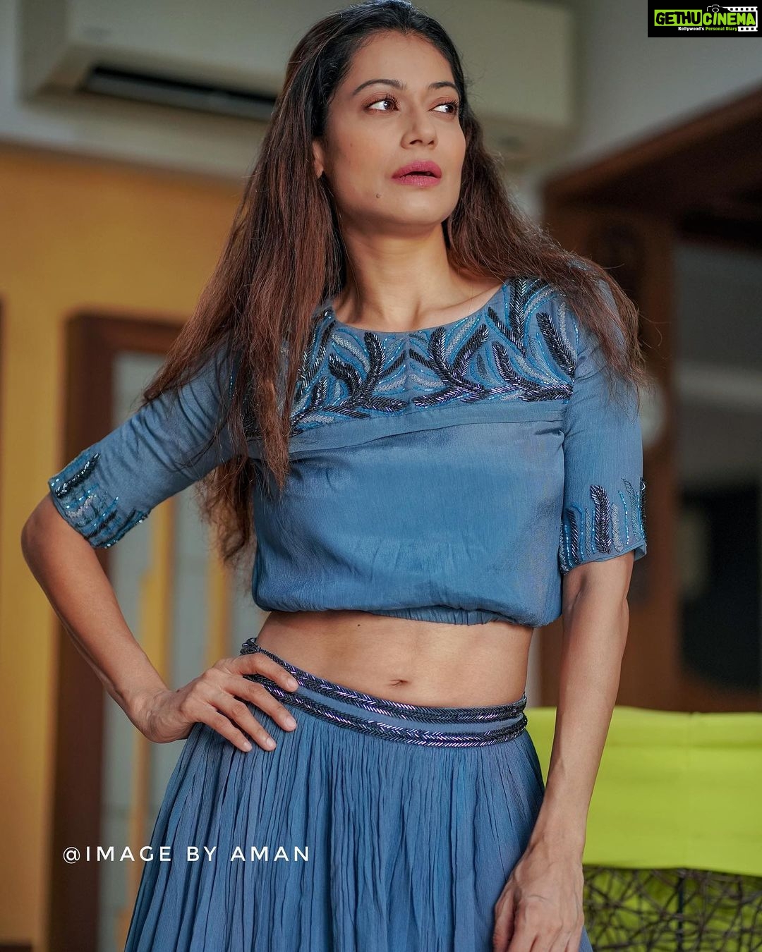 Payal Rohatgi Instagram - Taliban के spokesperson का कहना है कि Taliban के नेता Osama Bin Laden को अमेरिका ने ग़लत आरोपों में फँसाया, झूठ बोला कि 9/11 आतंकी हमले में Osama Bin Laden का हाथ था। उनका कहना है कि इसके ऊपर कोई सबूत अभी तक अमेरिका 20 साल में पेश नहीं कर पाया है।Taliban का ये interview मैंने एक right wing news portal में पढ़ा जहाँ पर वो ये कह रहे थे कि Afghanistan के अंदर महिलाओं का वो सम्मान करते हैं और वो उनको अपनी बहनों की तरह मानते हैं जबकि ख़बर ये है कि उन्होंने एक औरत को मार दिया क्योंकि उसने बुर्क़ा पहनने से मना कर दिया था।बहुत सारे लोग Afghanistan छोड़कर भाग रहे हैं Taliban क़ब्ज़े के बाद। आशा करती हूँ कि दुनिया इन अफ़ग़ानी लोगों को बचाने के लिए कोशिश करे क्योंकि US के आख़री troops भी Afghanistan से अब निकल चुके हैं ।इंसानियत के नाम पर अफ़ग़ानी लोगों को Taliban के आक्रोश से बचाना होगा। #payalrohatgi
