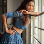 Payal Rohatgi Instagram - UP police का उदाहरण देते हुए मैं इतना ही कहना चाहती हूँ कि राज्यों की जो police होती है क्या वो independent काम करती है या उन्हें ऊपर से ऑर्डर्स के अनुसार काम करना पड़ता है ? ये इसलिए कह रही हूँ क्योंकि हम सबने देखा कैसे maharashtra में मुंबई police ने Arnab Goswami को ज़ोर ज़बरदस्ती से गिरफ़्तार किया था दो साल पुराने बंध case पर। मुझे जिस प्रकार से गिरफ़्तार किया Ahmedabad police ने ये मुझे पता है।Amitabh Thakur की गिरफ़्तारी ज़ोर ज़बरदस्ती से हुई ये भी लोगों ने social media पर देखा। पढ़ा लिखे भारतीय नागरिकों को ज़ोर ज़बरदस्ती से police क्यों गिरफ़्तार कर रही है ? कोई भी पढ़े लिखे इंसान को police इस तरह से social media ke ज़माने में अरेस्ट करती है तो police की छवि ख़राब होती है क्योंकि पढ़ा लिखा ज़िम्मेदार इंसान को क़ानून पालन करना आता है और वो जानबूझ के क़ानून का उल्लंघन नहीं करता और अगर उसके ख़िलाफ़ कोई complaint दर्ज होती है तो उस complaint पर वो अपने वकील से सलाह करके ज़रूर police के साथ cooperate करेगा। अब Amitabh Thakur को इसलिए अरेस्ट किया गया क्योंकि उसके ख़िलाफ़ एक औरत ने complaint दर्ज करी थी 2020 में की BSP के MP Atul Rai के वो साथ मिले हुए थे और उन्होंने court ke अंदर सबूत को tamper किया था। अब सच तो समय बताएगा परंतु Amitabh Thakur FIR की copy ही माँग रहा था जो UP police ने नहीं दी। Aggressive arrest की अव्यशक्ता नहीं थी। दूसरे उदाहरण में UP police ने जारी किया है ईनाम विजय प्रजापति की गिरफ़्तारी पर कोई भी ख़बर देने वाले को। Prajapati ने १७ साल की बच्ची Kajal Singh की बेरहमी से गोली मारकर हत्या कर दी क्योंकि वो लड़की video shoot कर रही थी जहाँ पर प्रजापति उसके पिता जी को मार रहे थे पैसों के कोई मामले के कारण। video shoot करने ke कारण वो १७ साल की बच्ची को गोली मारकर उसकी हत्या कर दी। ये Vijay प्रजापति को aggressively अरेस्ट करना बनता है क्योंकि उसने सबके सामने गोली मारी और वो भाग गया। Amitabh Thakur के जुर्म को court में साबित करना होगा और वो भाग नहीं रहे थे। यह सब इसलिए कह रही हूँ क्यूँकि police के इस बर्ताव से Yogi Adityanath जी की छवि ख़राब होती है 🙏 #payalrohatgi