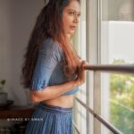 Payal Rohatgi Instagram - Police भारत के अंदर क़ानून संभालती है, क़ानून का पालन करवाती है आम आदमी से, ग़रीब से।और अमीर से ??? Police का हम सम्मान करते हैं परंतु police से सिर्फ़ एक सवाल है कि आप इतना aggressive होकर उन लोगों को क्यों गिरफ़्तार करते हैं जी पढ़े लिखे होते हैं ? आतंकवादी हो, चोर चकारे हो, बलात्कारी हो तो समझ सकते हैं कि वो शायद आप को देख भाग जाए। परंतु एक पढ़ा लिखा इंसान को अगर आप गिरफ़्तार करने भी जाते हैं तो वो भागने वाला नहीं। तो फिर notice दिखाकर क़ानूनी तौर से क्यूँ गिरफ़्तार नहीं करते ?? Aggressive गिरफ़्तारी social media के ज़माने में उस व्यक्ति के साथ जो cooperate कर रहा है आपकी छवि ख़राब करता है। आशा करती हूँ कि आप हमारी भावनाओं को समझेगे 🙏 #payalrohatgi