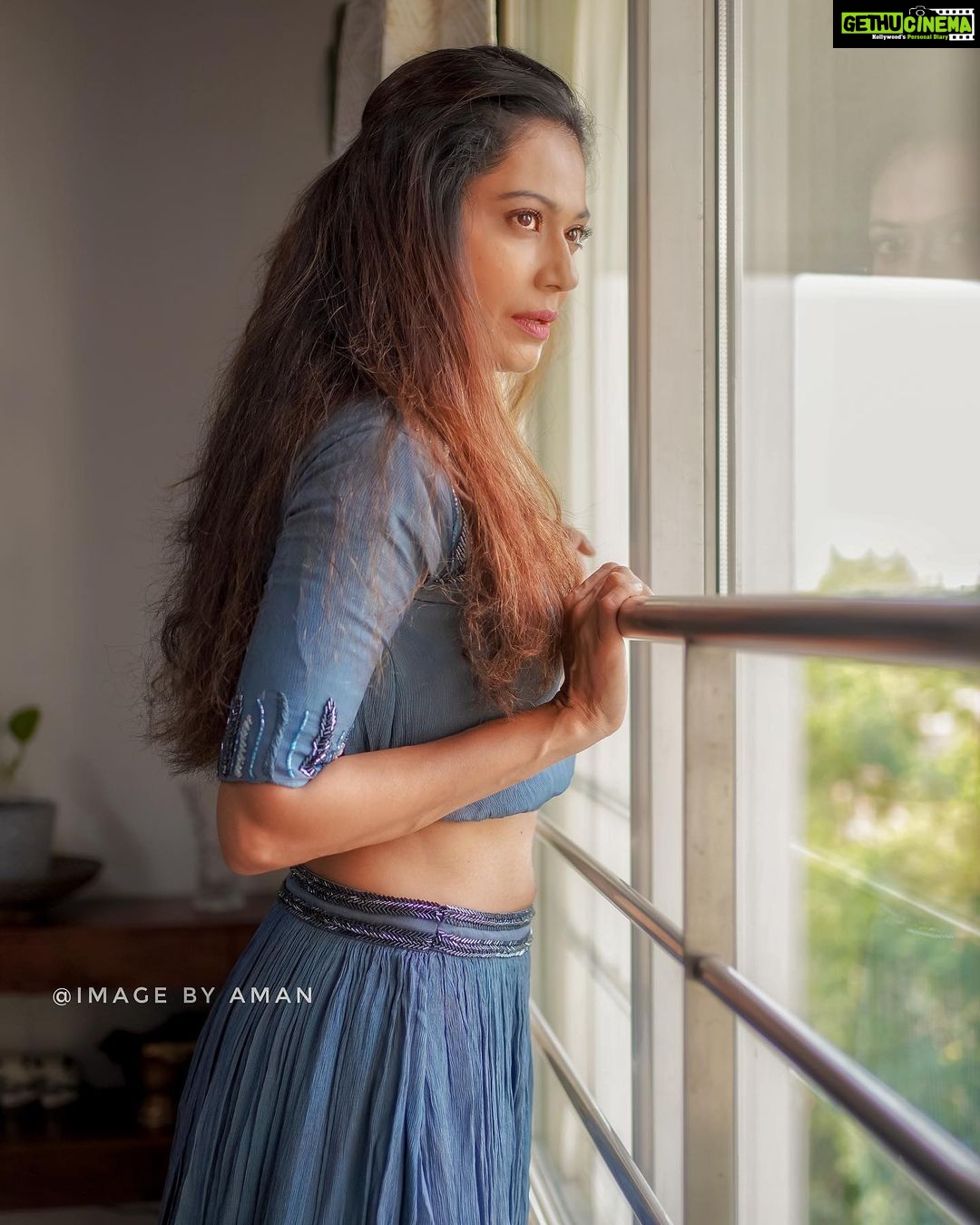 Payal Rohatgi Instagram - Police भारत के अंदर क़ानून संभालती है, क़ानून का पालन करवाती है आम आदमी से, ग़रीब से।और अमीर से ??? Police का हम सम्मान करते हैं परंतु police से सिर्फ़ एक सवाल है कि आप इतना aggressive होकर उन लोगों को क्यों गिरफ़्तार करते हैं जी पढ़े लिखे होते हैं ? आतंकवादी हो, चोर चकारे हो, बलात्कारी हो तो समझ सकते हैं कि वो शायद आप को देख भाग जाए। परंतु एक पढ़ा लिखा इंसान को अगर आप गिरफ़्तार करने भी जाते हैं तो वो भागने वाला नहीं। तो फिर notice दिखाकर क़ानूनी तौर से क्यूँ गिरफ़्तार नहीं करते ?? Aggressive गिरफ़्तारी social media के ज़माने में उस व्यक्ति के साथ जो cooperate कर रहा है आपकी छवि ख़राब करता है। आशा करती हूँ कि आप हमारी भावनाओं को समझेगे 🙏 #payalrohatgi