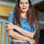Payal Rohatgi Instagram - भारत के अंदर या यह दुनिया के अंदर ना शत्रु शत्रु है, ना दोस्त दोस्त है उम्र भर के लिए। रिश्ते बदलते हैं निजी फ़ायदे के लिए। एक neta congress छोड़ भाजपा join करेगा या शिवसेना छोड़ congress join करेगा।सबको अधिकार है अपने जीवन को सार्थक करने का अपने तरीक़े से। परंतु कुछ उदाहरण आँखों के सामने बड़ी अजीब लगते हैं जैसे की Anupam Kher जी। वो Kangana के भी दोस्त है और वो Priyanka के भी दोस्त है। परंतु दोनो महिला एक दूसरे कि नहीं 🤣 Ekta Kapoor Kangana के साथ अभी काम करेगी जब पहले नहीं करती थी और अब Kareena के साथ भी करेगी 🤣 आम आदमी और party के कर्मचारी को कहना है कि आप लोग लड़ते रहोगे और जिसके लिए लड़ोगे वो दोस्ती कर बैठेंगे। अपना इस्तेमाल कम होने दो वो लोगों द्वारा जो खुद नहीं उतरते लड़ने ले लिए परंतु आपका और अपके परिवार का बलिदान हो जाता है। #payalrohatgi