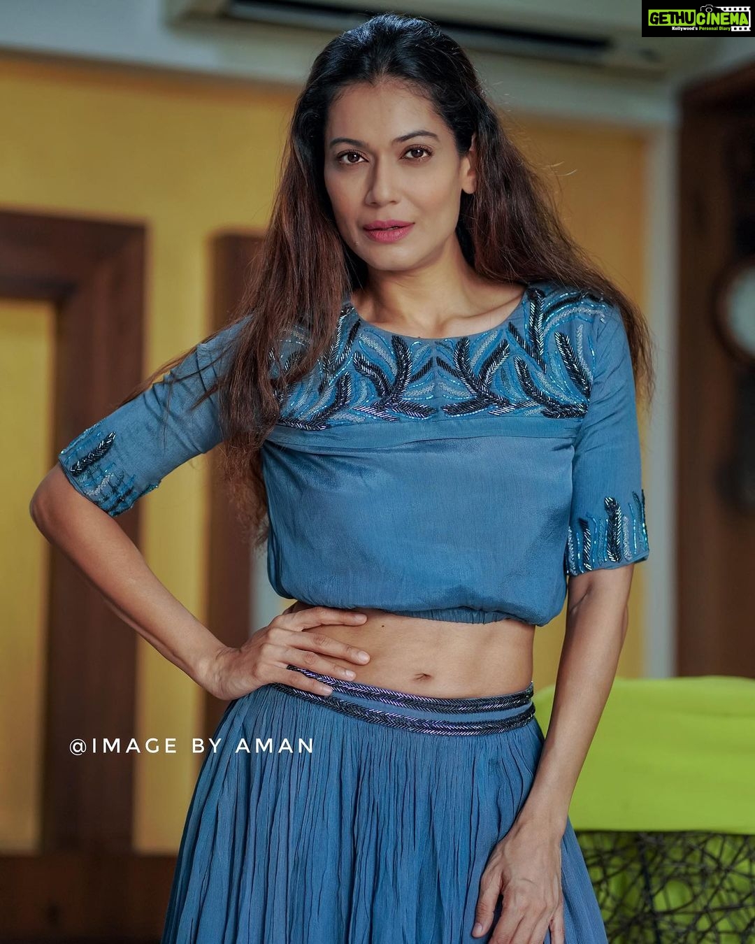 Payal Rohatgi Instagram - Bharat के अंदर #RightToPrivacy पर कभी कोई चर्चा नहीं होगी। ये शब्द का प्रयोग किया गया था जब Shilpa Shetty ने case दर्ज किया media के ख़िलाफ़ और कुछ वक़्त पहले मैंने इसके ऊपर चर्चा करी थी परंतु लोकतंत्र तरीक़े से कभी भी इस मुद्दे के ऊपर बातचीत नहीं होगी Bharat के parliament के अंदर। मैं इतना ही कहना चाहती हूँ सभी बुद्धिजीवी लोगों को अगर Rakesh Jhunjhunwala का wheelchair वाला video dance करते हुए viral हुआ वो शायद उनकी मर्ज़ी से shoot हुआ है परंतु क्या उनकी मर्ज़ी से viral हुआ यह नहीं पता। परंतु वो एक Party थी जहाँ पर mobile phone सबके हाथों में है तो आप सब को control नहीं कर सकते social media के ज़माने में। उसी तरह से Ranveer Singh और Deepika Padukone के video viral हुए उनके माता श्री के जन्मदिन के अवसर पर जो Party रखी गई थी उसमें।उस Party के अंदर भी काफ़ी लोगों ने mobile से Ranveer Singh के नाच को कैप्चर किया और वो leak हुआ media में या PR द्वारा दिया गया। जब तक हम Bharat के parliament के अंदर ऐसे मुद्दों पर बातचीत नहीं करेंगे तब तक भारतीय लोगों को गुमराह किया जाएगा। #payalrohatgi