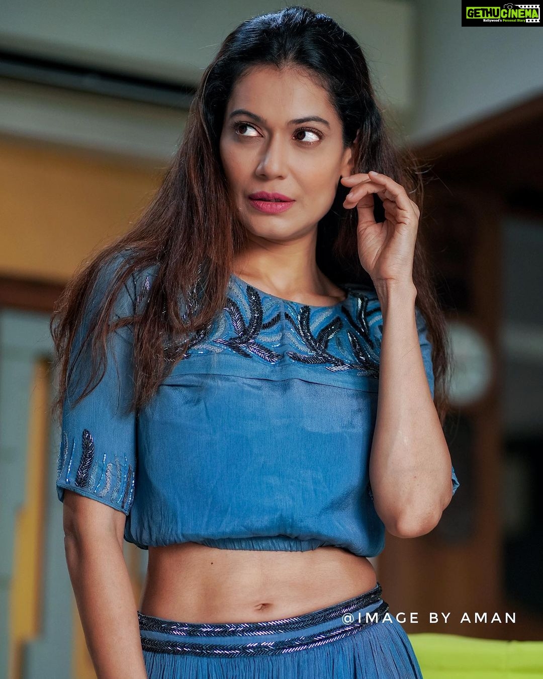 Payal Rohatgi Instagram - भारत के Neeraj Chopra Olympic में gold medal जीता। ये ख़ुशी हर भारतीय ने महसूस करी परंतु उनका javelin Olympic games में एक पाकिस्तानी Arshad के हाथ में था throw के पहले यह हमें पता चला जब Neeraj ने खुद ये कहा। बड़ी अजीब घटना हुई उनके जेवलिन throw के पहले पड़ोसी इस्लामिक देश द्वारा। दूसरी तरफ़ दूसरा इस्लामिक पड़ोसी देश Afghanistan है।उसके अंदर दो बम विस्फोट हुए जिसकी वजह से US के सैनिकों और Afghani लोगों की मौत हुई। ISIS ने इस विस्फोट की ज़िम्मेदारी ली है। Taliban के अलावा ISIS भी है Afghanistan के अंदर।निर्दोष लोगों कि जान जा रही है और वो इंसानियत के नाम पर धब्बा है।US के President का कहना है कि उनका फ़ैसला US troops को Afghanistan से निकालने का वो सही था ये सब होने के बावजूद। मुझे लगता है कहीं न कहीं बोहोत ज़्यादा अहम और बेवक़ूफ़ी वाला बयान है जिसके ऊपर पूरी दुनिया को विचार विमर्श करना चाहिए और Afghanistan के अंदर लोगों को बचाने के लिए मदद करनी चाहिए। #payalrohatgi