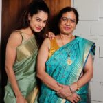 Payal Rohatgi Instagram - Uddhav Thackeray जी ने Yogi Adityanath जी को थप्पड़ मारने के लिए नहीं बोला पर ये बोला की वो उनको चप्पल से मारेंगे। ये बयान Thackeray जी ने तब दिया जब Yogi Adityanath जी ने छत्रपति शिवाजी महाराज कि मूर्ति पर हार चढ़ाया चप्पल पहनते हुए। इस बर्ताव से Uddhav जी और मराठी लोगों को ठेस पहुँची, उनकी भावनाओं को ठेस पहुँची। उसी तरह से Narayan Rane जी की भी भावनायें थी अगर उनकी सच में भावना थी की वो Uddhav Thackeray जी को थप्पड़ इसलिए मारना चाहते हैं क्योंकि उन्हें Bharat की आज़ादी का साल याद नहीं था। सब की भावनाएँ होती है और भावनाओं के आधार पर वो Bharat में बोलते हैं। क्यों ? क्योंकि Bharat के संविधान ने उन्हें अभिव्यक्ति की आज़ादी दी है परंतु क्या है अभिव्यक्ति की आज़ादी ? किसी भी भारतीय को सही और स्पष्ट तरीक़े से पता है ??? कभी अभीव्यती की आज़ादी के ऊपर चर्चा नहीं हुई है और अगर कोई अपनी अभिव्यक्ति की आज़ादी व्यक्त करता हे मुद्दों के ऊपर तो IT Act द्वारा उन्हें गिरफ़्तार कर दिया जाता है। गुज़ारिश है सभी लोगों से की भारतीय लोगों को अभिव्यक्ति की आज़ादी ज़रूर समझाइए क्योंकि लोकतंत्र में ऐसे अभिव्यक्ति की आज़ादी व्यक्त करने इंसान और नेताओं को गिरफ़्तार कर के आप लोकतंत्र का मज़ाक उड़ा रहे हैं 🙏 #payalrohatgi