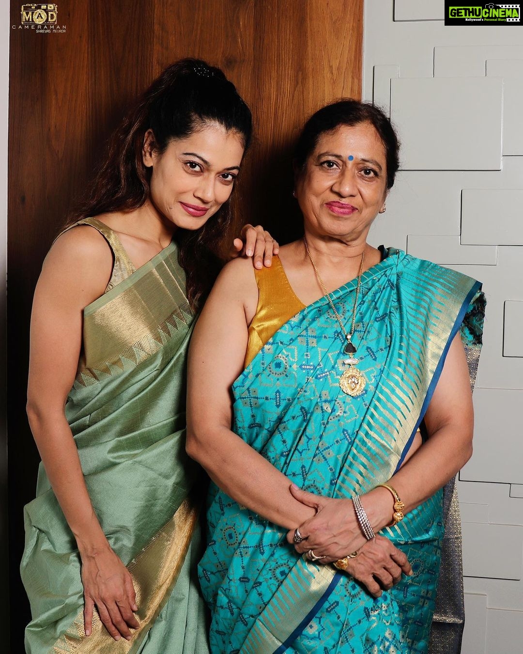 Payal Rohatgi Instagram - Uddhav Thackeray जी ने Yogi Adityanath जी को थप्पड़ मारने के लिए नहीं बोला पर ये बोला की वो उनको चप्पल से मारेंगे। ये बयान Thackeray जी ने तब दिया जब Yogi Adityanath जी ने छत्रपति शिवाजी महाराज कि मूर्ति पर हार चढ़ाया चप्पल पहनते हुए। इस बर्ताव से Uddhav जी और मराठी लोगों को ठेस पहुँची, उनकी भावनाओं को ठेस पहुँची। उसी तरह से Narayan Rane जी की भी भावनायें थी अगर उनकी सच में भावना थी की वो Uddhav Thackeray जी को थप्पड़ इसलिए मारना चाहते हैं क्योंकि उन्हें Bharat की आज़ादी का साल याद नहीं था। सब की भावनाएँ होती है और भावनाओं के आधार पर वो Bharat में बोलते हैं। क्यों ? क्योंकि Bharat के संविधान ने उन्हें अभिव्यक्ति की आज़ादी दी है परंतु क्या है अभिव्यक्ति की आज़ादी ? किसी भी भारतीय को सही और स्पष्ट तरीक़े से पता है ??? कभी अभीव्यती की आज़ादी के ऊपर चर्चा नहीं हुई है और अगर कोई अपनी अभिव्यक्ति की आज़ादी व्यक्त करता हे मुद्दों के ऊपर तो IT Act द्वारा उन्हें गिरफ़्तार कर दिया जाता है। गुज़ारिश है सभी लोगों से की भारतीय लोगों को अभिव्यक्ति की आज़ादी ज़रूर समझाइए क्योंकि लोकतंत्र में ऐसे अभिव्यक्ति की आज़ादी व्यक्त करने इंसान और नेताओं को गिरफ़्तार कर के आप लोकतंत्र का मज़ाक उड़ा रहे हैं 🙏 #payalrohatgi