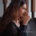 Payal Rohatgi Instagram - Narayan Rane जी ने सार्वजनिक तौर पर एक बयान दिया है कि वो Uddhav Thackeray जी को थप्पड़ मार देते हैं अगर वो उपस्थित होते जब उन्होंने 15 अगस्त के भाषण में Bharat के आज़ादी के साल पूछने के लिए किसी से सवाल पूछा। अब मुझे नहीं पता कि Narayan Rane जी को कैसे पता चला की Uddhav Thackarey जी ये सवाल पूछने के लिए अपने Party के कार्यकर्ताओं से बातचीत कर रहे थे ??? ये उनकी मनघड़ंत कहानी है या नहीं मुझे नहीं पता क्योंकि इन्होंने कहा था कि उनके पास जानकारी थी उस Party कि, जिस Party में Sushant Singh गए थे एक दिन पहले रात को और उस Party में उनका खून कर दिया गया था मगर आज तक उस Party के बारे में इंफॉर्मेशन CBI ने हमें नहीं दी और इन्होंने भी नहीं दी। Rane जी के ऊपर FIR हो गई हैं तो arrest तो बनता है क्योंकि यहाँ पर इन्होंने सार्वजनिक तौर से धमकी दी है और लोगों को Motilal Nehru की बीवियां गिरने पर arrest कर दिया जाता है Bharat के अंदर तो ये तो offence बनता है arrest ke लिए 🤣 २००५ में Narayan Rane जी ने Shivsena छोड़ी थी, महाराष्ट्र के chief minister वो बने जब वो कांग्रिस से जुड़े हुए थे और आज वो भाजपा में शामिल हुए हैं। Narayan Rane जी जब ख़ुद अपने निजी फ़ायदे के लिए Party बदल सकते हैं तो उनको Uddhav Thackeray जी के गठबंधन वाली सरकार से क्या दिक़्क़त है ??? #payalrohatgi