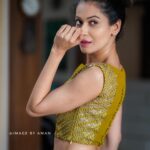 Payal Rohatgi Instagram - Rahul Gandhi के काफ़ी post को मैं पढ़ रही हूँ उनको repost भी करवाती हूँ Team accounts पर। ये देख शायद लोगों को ये महसूस होता है कि मैं Modi जी का समर्थन नहीं करतीं। ऐसा कुछ भी नहीं है मैंने Modi जी को अपना मत दिया है इस देश का प्रधानमंत्री चुनने में अपना योगदान दिया है। परंतु दूसरे नेताओं के विचारों को समझ ने का हक़ भी मुझे मेरे संविधान ने दिया है। ये कह कर सिर्फ़ इतना कहना है कि Rahul Gandhi कहते हैं कि Bharat सेक्यूलर रहेगा तो ही बचेगा तो उनको मैं इतना कहना चाहती हूँ की सेक्यूलर Bharat ने उनके पिता जी और उनकी दादी का जो हर्शल लिया ये पूरी दुनिया ने देखा। सेक्युलर भारत में उनकी मौत हुई और भयानक तौर से हुई । हिंदू secular पैदा होता है इसलिए अपने धर्म को किसी पर थोपता नहीं और जानता है की उसके दोस्तों के पूर्वज जिन्होंने धर्म परिवर्तन किया वो किस वजह से किया है, ज़बरन तरीके से या लालच के तरीके से।जिन लोगों ने sanatana dharm से दूसरे धर्म को अपनाया वो लोगों के अंदर कहीं न कहीं उस dharm का प्रचार करना ऐसी सोच डाली हुई है जिसकी वजह से आज भी हम देखते हैं कि किस प्रकार से ये धर्मांतर Bharat में हो रहे हैं। Secular Bharath कागज़ पर और social media पर देखने और सुनने में अच्छा लगता है मगर सही मायने में ये देश जब से आज़ाद हुआ तब से धर्मंतर देख रहा है जहाँ बहुसंख्य धर्म को निशाना बनाया जा रहा है। #payalrohatgi
