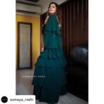 Payal Rohatgi Instagram - आज मैं आपके साथ बातचीत करने वाली हूँ ऐसी ख़बरों पर जो बेवकूफ़ बर्ताव दर्शाता है भाजपा के कुछ नेताओं और कार्यकर्ताओं का। Maneka Gandhi की NGO ने complaint दर्ज कराई है उन कार्यकर्ताओं के ख़िलाफ़ जिन्होंने एक घोड़े के ऊपर झंडा paint किया है । ये उन्होंने तब किया जब Jan Aashirwad Yatra 22 राज्यों में भाजपा ने उनके मंत्रियों के प्रचार के लिए आयोजित की है जिनको हाल में कैबिनेट में ओहदा दिया गया है। अच्छी बात है कि आप चाहते हैं कि लोग इन नेताओं को पहचाने जिन नेताओं को आपने कुर्सी दी है, किस वजह से दी, ये आप जाने पर इसका मतलब ये नहीं है कि आप बेज़ुबान पशु घोड़े पर झंडा paint करे। यह ग़लत है और मेनका गांधी के NGO ने जो किया वो सही किया complaint दर्ज करके क्योंकि आगे किसी ओर को ऐसा नहीं करना चाहिए। Narayan Rane जो एक वरिष्ठ नेता है, Maharashtra के Chief Minister भी रह चुके हैं जब वो Congress Party से जुड़े हुए थे, आज की तारीख़ में Uddhav Thackeray जी का मज़ाक उड़ा रहे थे ये कहकर कि उन्हें Sonia Gandhi की meeting में आना पड़ता है। तो उनको मैं इतना ही करना चाहती हूँ वो तो congress से जुड़े हुए थे और आज की तारीख़ में भाजपा उन्होंने join किया क्योंकि उन्हें वो step अपने career के लिए सही लगा उसी तरीक़े से Uddhav Thackeray ने गठबंधन की और महाराष्ट्र में सरकार बनाई। Narayan Rane करे तो सही और Uddhav Thackeray को जो सही लगे वो ग़लत ??? Narayan Rane हिंदुत्व की बातें कर रहे है परंतु आप तो congress से इतने साल तक जोड़े हुए थे और अचानक अभी आपको hindutva कि बात कैसे याद आ गई ?? #payalrohatgi Posted @withregram • @sumaya_rashi @payalrohatgi X @sumaya_rashi Spotted in our lace ruffle saree Photographer- @image_by_aman . . For enquires: simply DM . . #indiandesigners #latestdesigns #indianethnicwear #madeinindia #vocalforlocal