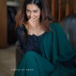 Payal Rohatgi Instagram - Rakesh Jhunjhunwala जो एक बहुत ही नामचीन नाम है share market में और उनके पास पैसों की कमी नहीं है परंतु उनकी सेहत इतनी अच्छी नहीं हैं ये दिखाई दिया गया एक viral video से जिस viral video में वो Aishwarya के Kajrare गाने पर नाचने का प्रयास कर रहे हैं wheelchair पर बैठे हुए। ये video उनके घर पर या उसके दोस्त के घर पर shoot किया गया है जहाँ पर उनके दोस्तों ने ही शायद ये video shoot किया है।अब जो लोग आजकल #RightToPrivacy के ऊपर चर्चा कर रहे थे चाहे वो Shilpa Shetty हो या छोटे मोटे jobless लोग उनको मैं सिर्फ़ इतना है कहना है कि ये video shoot करते वक़्त उनके दोस्तों ने Rakesh जी से इजाज़त ली बिना पूछे क्यूँकि Rakesh जी को पता था कि mobile में उन्हें उनके दोस्त shoot कर रहे है। परंतु ये video को उनके किस दोस्त ने अपने अलग अलग WhatsApp group में share किया जिसकी वजह से ये video viral हो गया यह नहीं पता।और अगर Rakesh जी ने इजाज़त नहीं दी थी share करने की तो शायद यह उनकी #RightToPrivacy का विवाद बनता है। परंतु भारत के अंदर बहुत सारे क़ानून बोहोत vague है जिसकी वजह से लोगों को नहीं पता की कोई क़ानून में कौनसा सही मुद्दा है या कौन सा ग़लत मुद्दा है ??? अगर आप एक सार्वजनिक जगह पर खड़े हैं जैसे अस्पताल में है या मंदिर में है तो उस जगह पर CCTV camera लगे होंगे तो कही से भी आप Right To Privacy का विवाद नहीं खड़ा कर सकते हैं अगर आप की recording से आपको आपत्ति है। परंतु जैसे मैंने आपको कहा था अगर आप अपने घर पर किसी को बुलाते हैं और वो इंसान आपकी इजाज़त के बिना आपकी recording करता है तो फिर वो आपकी Right To Privacy को निशाना बना रहा है। Bharat की parliament के अंदर IT Act या Right To Privacy ये सब मुद्दों के ऊपर चर्चा होनी चाहिए परंतु मुझे नहीं पता कब होगी क्योंकि social media के ज़माने में ये सब मुद्दों के ऊपर चर्चा आवश्यक है क्योंकि लोगों को ऐसे ही police इन सब क़ानून का इस्तेमाल करके गिरफ़्तार कर लेती है जो बोहोत ज़्यादा ग़लत है क्यूँकि लोगों को क़ानून ही नहीं पता। #payalrohatgi
