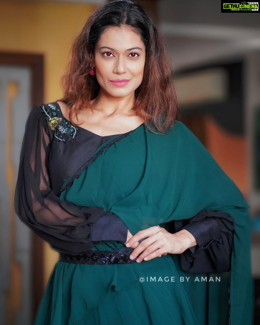 Payal Rohatgi Instagram - हम सब को पता है कि कैसे Swara Bhaskar ने CAA क़ानून का विरोध किया था जो majority से पास हुआ था parliament के अंदर।मगर ये क़ानून भारतीय मुसलमानों के लिए ग़लत क़ानूनन नहीं था मगर ऐसी अफ़वाह फैलायी।Swara Bhaskar ने CAA क़ानून ke ख़िलाफ़ विरोध का समर्थन किया ये कह कर कि ये क़ानून से भारतीय मुसलमान की नागरिकता छीनने वाली है जबकि ये क़ानून Bharat के इस्लामिक पड़ोसी देशों के minority को भारतीय नागरिकता देने वाला क़ानून था । इस औरत ने किसान आंदोलन का भी समर्थन किया और आज तक उसने bill पढ़ा नहीं होगा मगर मेरा एक प्रश्न है केंद्र सरकार और प्रदेशों कि राज्य सरकारों से की आज तक किसी ने Swara को arrest क्यों नहीं किया ??? Swara अपनी विचारधारा रखती है और वो सड़क पर उतरकर उसका प्रचार करती है और भारत के मुस्लिम लोगों को कहती है कि वो delhi जलाए और उसके बावजूद उसे अरेस्ट नहीं किया जाता। परन्तु Payal Rohatgi अपनी विचारधारा अपने घर से video बनाकर रखती है उसे कहीं न कहीं फँसा कर बार बार arrest कर लिया जाता है, एक congress राज्य में, दूसरा BJP राज्य में 🙏 Swara ने तो अब Taliban आतंक को hindutva आतंक से तुलना करके सारी हदें पार कर दीं मगर इसके बावजूद भी उसे अरेस्ट नहीं किया जाएगा और वो Twitter पर trend होगी और जो log उसे trend करेंगे कहेंगे कि वो उससे नफ़रत करते हैं और ये नफ़रत के कारण वो Bollywood से काम ले लेगी 🙏 Swara का godfather कौन है ??? #payalrohatgi @image_by_aman