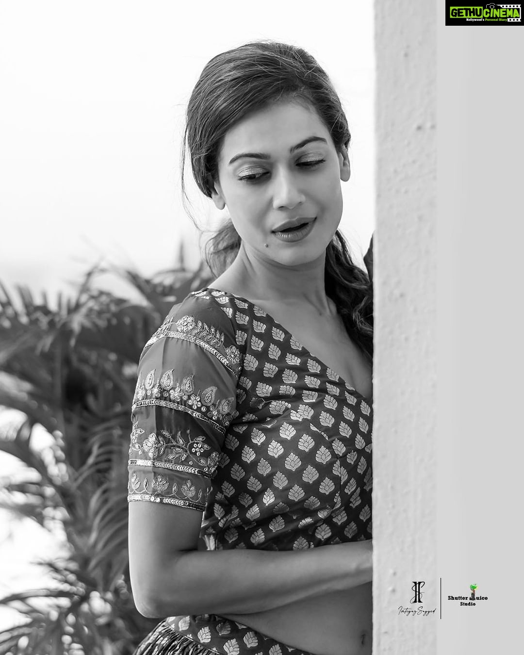Payal Rohatgi Instagram - आज मैं आपके साथ बात करना चाहती हूँ कि कैसे एक पत्नी के phone call को record करना अगर उसकी privacy का infringement करना है अगर इसके ऊपर Supreme Court कोई फ़ैसला देता है तो …… मैं अपने विचार रखना चाहती हूँ और मेरे विचार ये है कि बहूत बार हमने देखा है कि public व्यक्ति के phone call record किए गए हैं उनकी मर्ज़ी के बिना और उसे release भी किया गया है public platform पर उनकी बदनामी करने के लिए। हम देखते हैं कि कैसे जब हम call centres पर call करते हैं चाहे हमारी insurance का call हो या कोई shopping related call हो कोई भी website का तब हमारे phone call record होते हैं और ये recording कभी हमारी मर्ज़ी कभी हमारी मर्ज़ी के बिना होती है।साथ में आज के social media के ज़माने में सुनने में आया है कि Pegasus का software use किया जाता है सरकार द्वारा उनके नागरिकों पर निगरानी रखने के लिए। अगर ऐसा होता है तो नागरिकों की प्राइवसी है की नहीं भारत में। अब बात करते हैं Maneka Gandhi जी के audio clip का जो public platform पर release किया गया। उस audio clip में Menaka Gandhi जी ग़ुस्से में गाली दे रही थी एक जानवर के डॉक्टर को जिसने unethical तरीक़े से एक जानवर की जान ली। गाली का प्रचार करते हुए व्यक्ति के intention को मत भूल जाइए यह मैं कहना चाहती हूँ ।Maneka जी का intention सही था उसे बुरा लगा कि डाक्टर ने एक जानवर की जान ले ली।हाँ उनका बोलने का तरीक़ा ग़लत था। मैं abusive language का समर्थन नहीं करती हूँ परंतु Menaka Gandhi जी को जो बदनामी सहन करनी पड़ी क्योंकि वो एक public figure थी और उनकी intention को लोगों ने नज़रअंदाज़ कर दिया उनकी गाली के वजह से उसका जुर्माना कौन भरेगा ??? #payalrohatgi