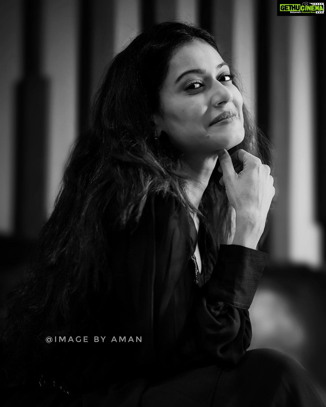Payal Rohatgi Instagram - IT Act लगाने पर Chennai के एक आदमी Manmohan Mishra को UP police ने उठा लिया है। ये इसलिए हुआ क्योंकि Mishra जी ने श्री Narendra Modi जी, आदरणीय प्रधानमंत्री जी के ऊपर Hindi में video बनाया। वो tamil भी जानते थे क्योंकि वो ३० साल से Chennai में रह रहे थे और वहाँ पर North India के कर्मचारियों को मदद करते थे उनके कामकाज में जो वहाँ पर आकर नये नये बसे थे। अब उन्होंने कौन सा video बनाया जिस के आधार पर उन्हें गिरफ़्तार किया है यह abhi तक social media par viral नहीं हुआ है परंतु ये कहा गया है कि IT लगाकर उन्हें गिरफ़्तार किया गया है। इस IT act के ऊपर मैं चाहती हूँ की चर्चा हो parliament के अंदर क्योंकि parliament के अंदर चर्चा किये बिना यह Act के ऊपर information नहीं है आम आदमी के पास और इस Act के अनुसार भारतीयों की अभिव्यक्ति की आज़ादी को निशाना बनाकर उसे गिरफ़्तार कर लिया जाता है भारत के अंदर आज कल जो ग़लत है । #payalrohatgi