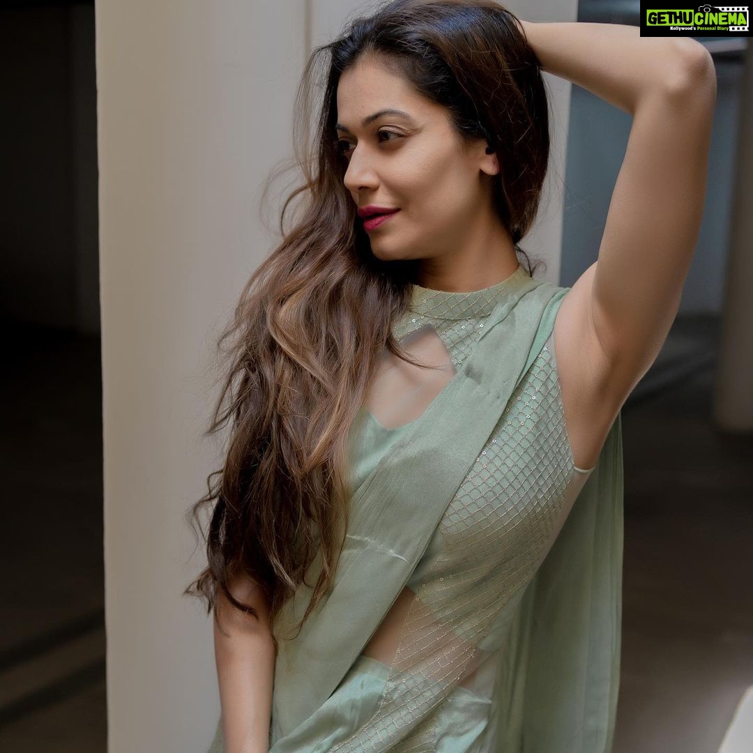 Payal Rohatgi Instagram - Twitter के जो chief थे Manish Maheshwari उनके साथ मैंने थोड़े समय के लिए interact किया था जब Sangram Singh ने एक show किया था Discovery channel के लिए। अब वो Manish Maheshwari का US transfer हो चुका है और उनसे Asia के Twitter के head है काफ़ी ख़ुश हैं उनके Bharat के प्रदर्शन से। वो प्रदर्शन जहां Bharat के ख़िलाफ़ बोलने वाले लोगों की आवाज़ को बुलंद किया Twitter ने और जो Bharat के हित में बोलते थे उनकी आवाज़ को दबाया। जब BJP के नेताओं को target किया तब BJP सरकार ने Twitter के office पर raid करवाई जिसकी वजह से अब Twitter भारतीय क़ानून के अनुसार चलने का प्रयास कर रहा है । परंतु इस प्रयास में उसने सबसे पहले Rahul Gandhi का account lock किया जो Rahul जिसने वो फोटोग्राफ share करी जो फ़ोटोग्राफ़ शायद बाक़ी account से भी share करी गयी होगी। तो यहाँ पर भी दोगलापन छलकने लगा है Twitter का जबसे वो Bharat के क़ानून का पालन करने लगा है क्योंकि अब उसे Bharat सरकार के अनुसार चलना होगा अगर उसे Bharat में रहना होगा।Manish के ऊपर भी कार्रवाई हुई थी जब UP Sarkar द्वारा police भिजवाकर उनसे पूछताछ करवाई गई Twitter के भारत विरोधी अजेंडे को support करने के मुद्दे में। परंतु उस पूछताछ के बाद Manish का भला हो चुका है और वो Bharat छोड़कर US चला गया है क्योंकि Twitter के officials को शायद भारत में डर लगता है । #payalrohatgi