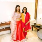 Payal Rohatgi Instagram – जो Bharat की माँ है वो क्या उदाहरण देश के सामने रखती है जब वो अपने बच्चों के लिए लड़ती है ये ये बोहोत ज़्यादा मायने रखेगा आने वाले समय में। 

मैं बात करती हूँ सबसे पहले Nirbhaya की माता जी का जिन्होंने जीजान लगाकर अपनी बेटी को न्याय मिले उसके लिए लड़ाई लड़ी राजनीतिक अजेंडा को बाज़ू में रखकर। वो किया जो उन्हें सही लगा अपनी बेटी को न्याय दिलाने में।

उसी तरह से अगर Rahul Gandhi दिल्ली के अंदर हाल में हुई दो साल की बच्ची की मौत के बाद उसके परिवार के साथ सहानुभूति दिखाकर वो परिवार में उस माँ की फोटोग्राफ share करके जागरूकता फैलाने का प्रयास कर रहे हैं तो मेरे अनुसार कोई गुनाह नहीं है। हम सबको Nirbhaya की माँ पता है क्योंकि हमने उसकी तस्वीर हर जगह देखी क्योंकि उसने हर जगह दरवाज़ा खटखटाया अपनी beti को न्याय दिलाने के लिए। 

अब बात करते हैं Kareena Kapoor Khan कि जो हाल में ही माँ बनी फिर से जिन्होंने अपने दूसरे बेटे का नाम Jehangir रखा ये message देने के लिए कि वो अपने बच्चों का नाम muslim राजाओं के नाम से रखेगी जिन्होंने हिंदू हत्या करी। क्यों ? क्योंकि वो शायद उनको अच्छा आदमी मानती है।अगर आप रास्ते पर चल रहे हैं और कोई आपके ऊपर पत्थर फेंक रहा है उसका मतलब ये तो नहीं कि आप उसको अपनी गाड़ी से कुचल दे ?? अगर right wing activist Kareena Kapoor Khan के पहले बच्चे ke नामकरण पर आपत्ति जताते हैं तो उन्हें और मिर्ची लगाने के लिए आप अपने दूसरे बच्चे का नाम भी मुसलमान रखे ? ये आपकी निजी मर्ज़ी है मगर अगर आप हिंदू नफ़रत इतनी करती है कि दोनों बच्चों में से एक नाम भी आप हिंदू नहीं रखती है तो कहीं न कहीं आपके अंदर का वो जज़्बा मर चुका है और इसे देखकर आप कृपया कोई भी film में माँ सीता का किरदार नहीं अदा करना क्योंकि वो picture बहुत बड़ी flop होगी। #payalrohatgi