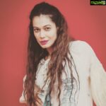 Payal Rohatgi Instagram - हम देख रहे हैं कि कैसे Bharat की महिलाएँ अपने पति के ख़िलाफ़ तलाक़ का case दर्ज कर रही है ये कहकर कि उनके पति उनके साथ ग़लत बर्ताव करते थे, दूसरी महिलाओं के साथ रिश्ता रखते थे और ये जो दो महिलाएँ हैं जो आज की तारीख़ में तलाक़ माँग रही है वो है Shalini Talwar, Honey Singh की बीवी और Arzoo Gowitrikar। Shalini का इल्ज़ाम है कि उनके पति ने शादी के बाद ही उन्हें पिटा क्योंकि Shalini ने अपनी शादी की फोटोग्राफ सार्वजनिक share करी थी। साथ में उन्होंने अपने ससुर के ऊपर भी ग़लत बर्ताव का आरोप लगाया है। Shalini का यह भी कहना है कि 2017 में #MeToo movement में उनके पति Honey Singh ने उनके साथ ये बात share करी थी कि उनका शारीरिक संबंध बहुत सारी औरतों के साथ था जिसकी वजह से अगर कोई औरत आज की तारीख़ में उन पर आरोप लगाती है #MeToo movement द्वारा तो उन्हें उनका साथ देना पड़ेगा। Shalini ये इल्ज़ाम सही है या ग़लत ये तो court बताएगा परंतु Shalini को सिर्फ़ इतना ही कहना है कि किसी के दबाव में आकर या brainwash होकर ग़लत इल्ज़ाम मत लगाना Honey Singh के ऊपर क्योंकि एक झूट बाक़ी सच को ख़राब कर देता है। #ArzooGowitrikar का कहना है कि उनके पति उनको गाली देते थे और गाली देते समय उन्हें BAI भी कहते थे और जातिवाद comments भी देते थे। तो इस पर मुझे इतना कहना है कि Bharat के अंदर जो महिलायें घरों में BAI का काम करती है वो बोहोत ज़्यादा शक्तिशाली क़ौम है क्योंकि ये औरतें अपना घर चलाती है। ज़्यादातर ये औरतों के जो पति होते हैं वो नशे की आदि होते हैं जिसकी वजह से वो घर का देखभाल नहीं करते और औरतों के ऊपर पूरी ज़िम्मेदारी आती है घर चलाने की। मैं तो इतना ही कहना चाहती हूँ कि दोनों पुरुष मुसलमान नहीं है और यह दिखाता है कि Bharat के अंदर हर मुद्दे को support करती है जहाँ पे मुझे लगता है कि अन्याय हुआ है। यहाँ पर अगर पुरुषों की गलती है तो उन्हें सजा मिलनी चाहिए मगर इन औरतों को कोई भी तरीक़े से ग़लत इल्ज़ाम इन पुरुषों के ऊपर नहीं लगाना चाहिए अपना alimony जीतने के लिए यह भी मैं मानती हूँ। #payalrohatgi