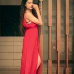 Payal Rohatgi Instagram - महिला खिलाड़ी Olympic में medal जीत रही है जो भारतीय है। ये देखकर बहुत ख़ुशी हो रही है और पुरुष नेता भी उनको बधाई दे रहे हैं। आशा करती हूँ कि कोई भी पुरुष नेता इन महिलाओं के कपड़ों के ऊपर टिप्पणी न करे जैसा ये लोग पहले करते हुए आ रहे थे क्योंकि भाजपा के नेता जो उत्तराखंड के पूर्व CM रह चुके हैं उन्होंने कहा था कि भारतीय नारी ripped jeans पहनते हुई अच्छी नहीं लगती। मुझे यह तो बहुत ज़्यादा अयोग्य बयान लगा क्योंकि भारतीय नारी के संस्कार के ऊपर कोई ये ज्ञात नहीं निकाल सकता उसके कपड़ो के आधार पर। एक खिलाड़ी खेल के योग्य कपड़े पहनेगी और एक पुरुष को उसके संस्कार के ऊपर उसके कपड़ों के अनुसार टिप्पणी नहीं देनी चाहिए । SRK की #ChakdeIndia फ़िल्म ने भारतीय लड़कियों को प्रेरित किया था जब वो release हुई थी उसी तरह बालीवुड को समझ के अनुसार सही मार्ग दर्शन देना चाहिए नौजवानों को। #payalrohatgi