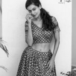 Payal Rohatgi Instagram - हर एक व्यक्ति जो बालिक है वो अपनी हरकतों के लिए ज़िम्मेदार हैं। उसके परिवार को, उसकी पत्नी को, उसके girlfriend को ज़िम्मेदार नहीं ठहराया जा सकता उसकी हरकतों के लिए। ये मैं इसलिए कहना चाहती हूँ कि Sushant Singh Rajput के निधन के बाद मैंने भी CBI enquiry की माँग रखी क्योंकि उसके निधन से बहुत दुख हुआ था।वो एक talented अभिनेता थे और bollywood कि politics को संभाल नहीं पाए।Politics सब जगह होती है, politics से हार कर अपनी ज़िंदगी लेना ये सही नहीं है। हरेक बच्चे को इतना शक्तिशाली बनाइए कि वो ज़िंदगी में आने वाली हर एक politics को handle कर सके यही मैं सभी माँ-बाप को करना चाहती हूँ। Politics Cricket में भी है।हमने देखा कि Virat Kohli के साथ क्या हुआ।Politics हर जगह है इसलिए politics में रह कर अपने आप को शक्तिशाली बनाना यही एक सुलझे हुए मनुष्य की निशानी है 🙏 #payalrohatgi