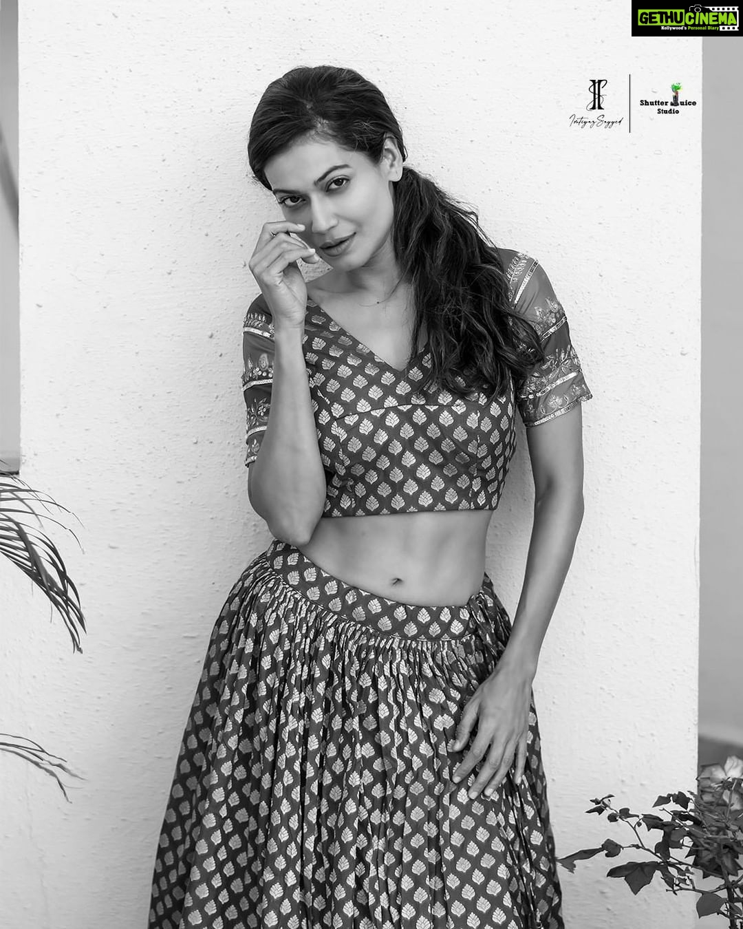 Payal Rohatgi Instagram - हर एक व्यक्ति जो बालिक है वो अपनी हरकतों के लिए ज़िम्मेदार हैं। उसके परिवार को, उसकी पत्नी को, उसके girlfriend को ज़िम्मेदार नहीं ठहराया जा सकता उसकी हरकतों के लिए। ये मैं इसलिए कहना चाहती हूँ कि Sushant Singh Rajput के निधन के बाद मैंने भी CBI enquiry की माँग रखी क्योंकि उसके निधन से बहुत दुख हुआ था।वो एक talented अभिनेता थे और bollywood कि politics को संभाल नहीं पाए।Politics सब जगह होती है, politics से हार कर अपनी ज़िंदगी लेना ये सही नहीं है। हरेक बच्चे को इतना शक्तिशाली बनाइए कि वो ज़िंदगी में आने वाली हर एक politics को handle कर सके यही मैं सभी माँ-बाप को करना चाहती हूँ। Politics Cricket में भी है।हमने देखा कि Virat Kohli के साथ क्या हुआ।Politics हर जगह है इसलिए politics में रह कर अपने आप को शक्तिशाली बनाना यही एक सुलझे हुए मनुष्य की निशानी है 🙏 #payalrohatgi