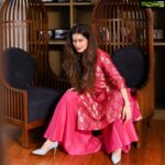Payal Rohatgi Instagram - हम देख रहे हैं पिछले कुछ दिनों से कैसे Assam और Mizoram के बीच में मतभेद हो रहा है। इतना कह रहा है कि Asaram के Chief Minister के कुछ विचारों के साथ मैंने पहले सहमति रखी थी परंतु अभी मुझे नहीं पता कि इस clashes में सही क्या है और ग़लत क्या है ??? इन clashes में Assam के police officers के ऊपर भी आरोप है कि उन्होंने लाठीचार्ज करी Mizoram द्वारा। अब सच क्या है तो समय बताएगा परंतु इतना कहना है सभी नेताओं से क्योंकि मैंने देखा है Assam में इन लड़कियों को बधाई देते हुए तस्वीरें लगायी जा रही है मगर इन तस्वीरों में Mirabai की तस्वीर नहीं बल्कि इन क्षेत्रों के chief minister की फोटोग्राफ्स है जो ग़लत है क्योंकि लड़कियाँ medal जीत रही हैं ना कि chief minister। Cheif Minister की फोटोग्राफ न लगाकर इन लड़कियों की फोटोग्राफ पूरे क्षेत्र में लगाइए जिसकी वजह से ओर लड़कियाँ आगे आए और खेल खेलने में प्रेरित हो और अपना सपना पूरा करे । #payalrohatgi