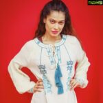 Payal Rohatgi Instagram - भारत के अंदर आज कल दो चीज़ों को discussion हो रहा है। एक है freedom of speech और दूसरा है right to privacy। अब दोनों मुद्दों पर मैं ये कहना चाहती हूँ कि freedom of speech एक इन्सान की हो या media की वो freedom of speech का मतलब नहीं है कि आप जानबूझ के नक़ली ख़बरें फैलाये।अगर किसिकी freedom of speech से सहमति नहीं रखने का मतलब ये नहीं कि आप उस इंसान के ऊपर criminal cases डाल दें क्योंकि मेरे ऊपर criminal cases डाले गए क्यूंकि मेरी freedom of speech से कुछ लोग ना ख़ुश थे। उसी तरह से media freedom of speech की आढ में ग़लत ख़बर नहीं छाप सकती मगर वो ख़बर छाप सकती है जो सार्वजनिक तौर से सबके सामने हुई है जैसे की police ने कहा की Shilpa Shetty Raj kundra को मिलकर रो पड़ी।अब ये घटना सभी के सामने हुई है परंतु freedom of speech का मतलब ये नहीं कि आपको इस घटना की reporting पर alag alag तरीक़े का conclusion निकाल कर सामने वाले की छवि को ख़राब करे क्यूँकि Shilpa को arrest नहीं किया कोई जुर्म के लिए। Media को यह घटना जो हुई है उसे रिपोर्ट करने का हक़ है क्यूँ की ये घटना उस इंसान के साथ हुई है जिसके पति को porn मामले में arrest किया गया। Right to Privacy के ऊपर बात करते वक़्त मैं इतना कहना चाहती हूँ कि एक public व्यक्ति privacy के बहुत सारे अपने rights खो बैठता है क्योंकि उसका profession है जहाँ पर वो public के सामने professionally आता है। जब वो public ke सामने personally भी आता है तब भी वो Right to Privacy खो बैठता है क्यूँकि वो public इंसान है। परंतु उसके घर के अंदर उसके अपने निजी area के अंदर उसको Right to Privacy है और कोई भी media को हक़ नहीं है उसके घर के अंदर घुसके उसकी फोटोग्राफ खींचने का। परंतु एक public इंसान अगर बाहर निकलता है personal काम से भी तो उसकी फ़ोटो खींची जा सकती है। Pandemic के समय आम आदमी जो अपने ghar से बाहर निकलता है mask पहने बिना अगर उसकी photo खींची जाए तो वो invasion to Right to Privacy नहीं हो सकती क्योंकि वो इंसान जानबूझ के एक महामारी को फैला रहा है। कुछ लोगों को इससे भी आपत्ति है जबकि वो ख़ुद कहते हैं कि उनके घरों में करोना है यह दिखाता है कि भारत के अंदर किस तरह से अभी भी लोगों के पास basic common sense नहीं है और ये भी वो समझना नहीं चाहते कि सही मायने में Right to Privacy क्या है और Freedom of speech क्या है ??? #payalrohatgi